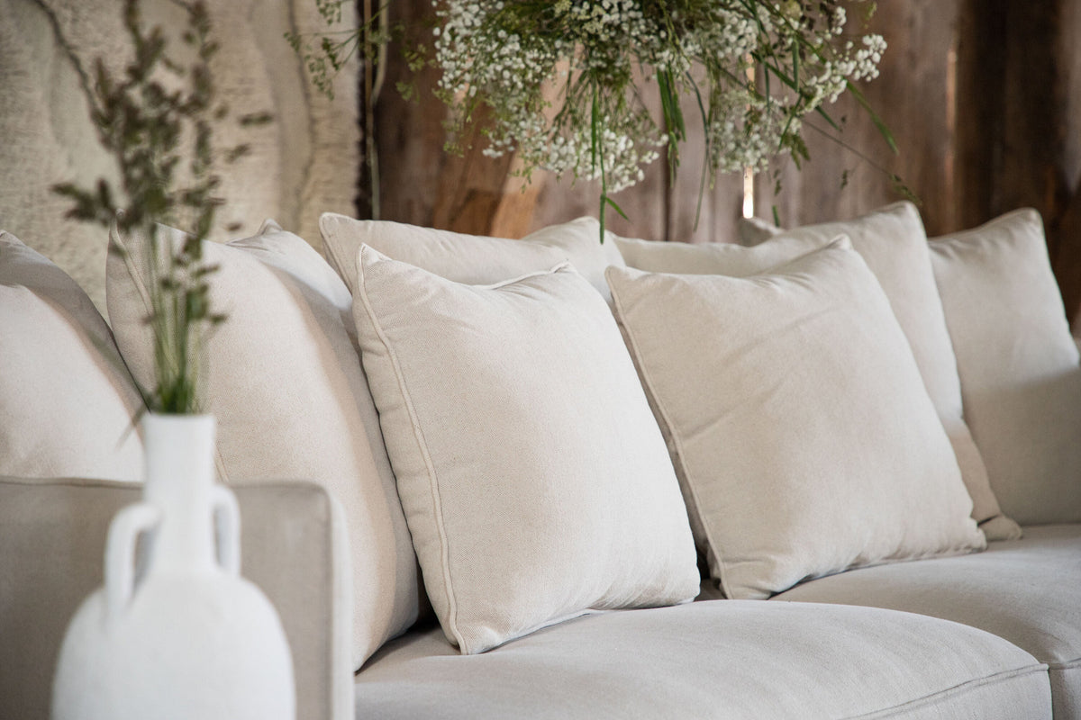 Segelskären Sofa in Beige präsentiert im Onlineshop von KAQTU Design AG. 3er Sofa ist von Vind