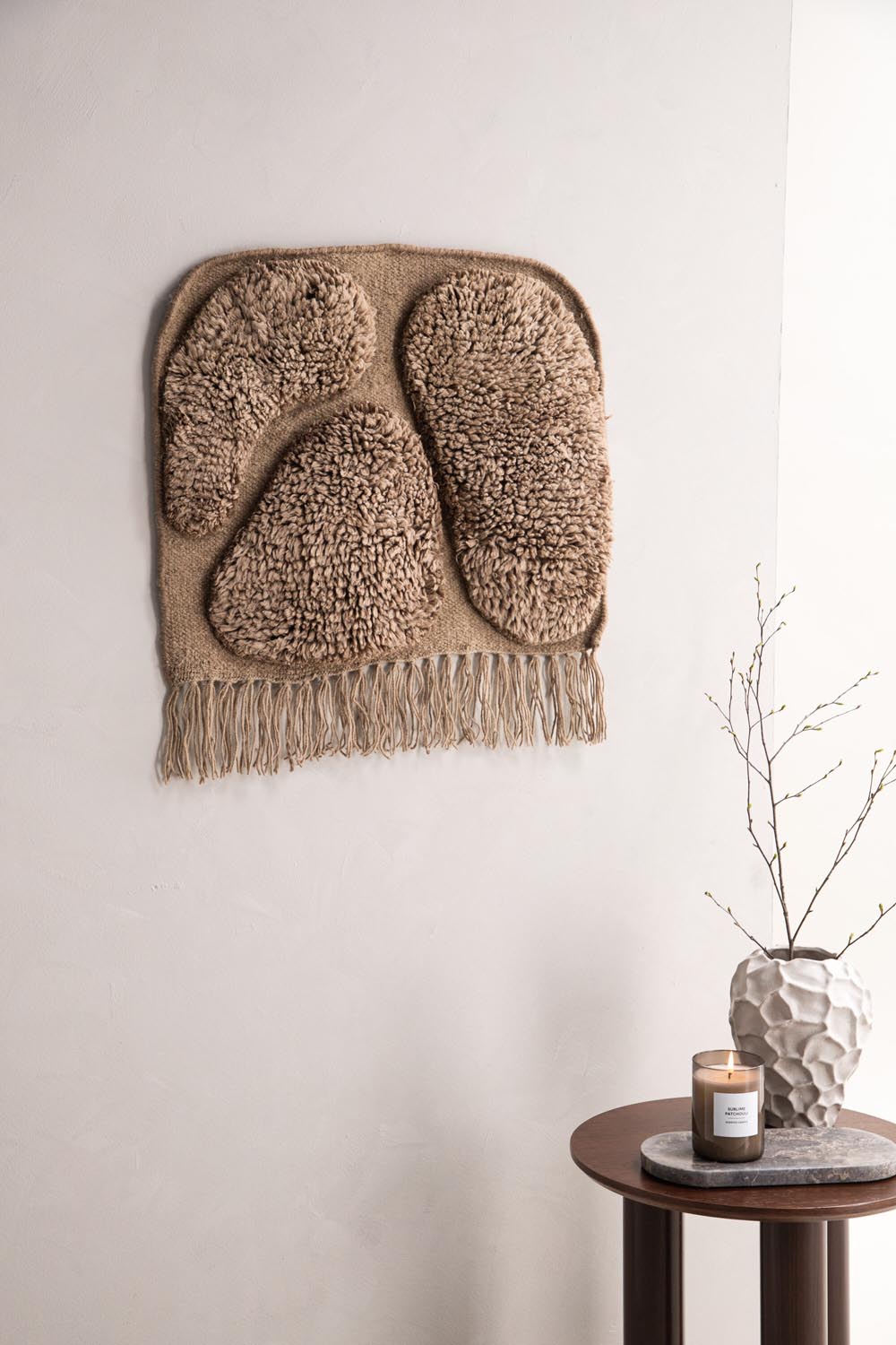 Jakobsö Dekoration in Braun präsentiert im Onlineshop von KAQTU Design AG. Wandteppich ist von Vind