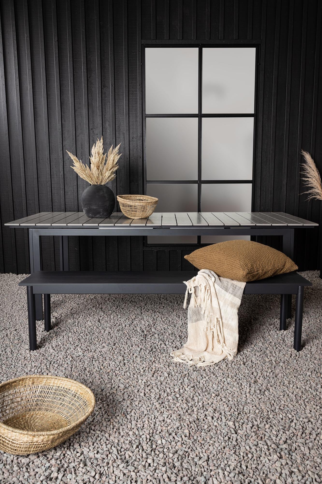 Eleganter, ausziehbarer Gartentisch von Venture Home, perfekt für moderne Aussenbereiche, anpassbar von 100 bis 150 cm.