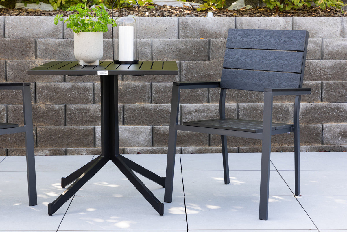 Levels Gartenstuhl in Schwarz präsentiert im Onlineshop von KAQTU Design AG. Gartenstuhl mit Armlehnen ist von Venture Home