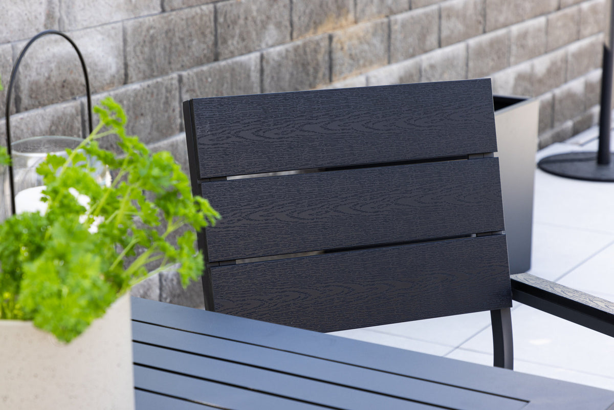 Levels Gartenstuhl in Schwarz präsentiert im Onlineshop von KAQTU Design AG. Gartenstuhl mit Armlehnen ist von Venture Home