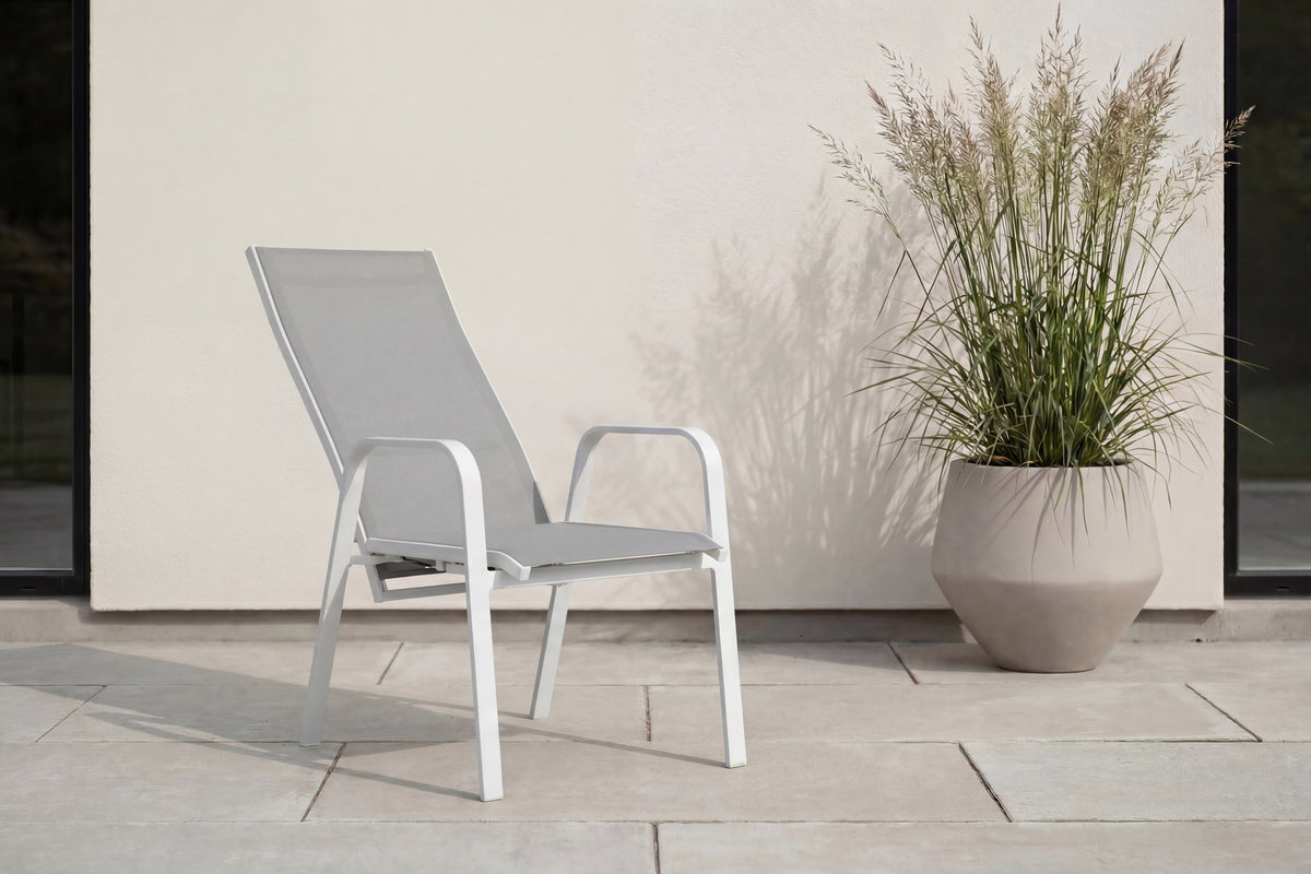 Copacabana Stuhl in Grau präsentiert im Onlineshop von KAQTU Design AG. Gartenstuhl mit Armlehnen ist von Venture Home