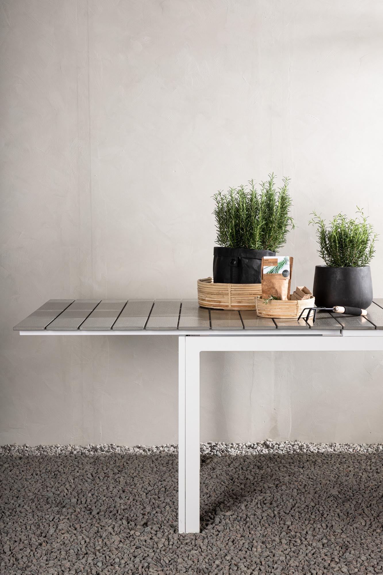 Eleganter, ausziehbarer Gartentisch von Venture Home, perfekt für moderne Aussenbereiche, anpassbar von 100 bis 150 cm.