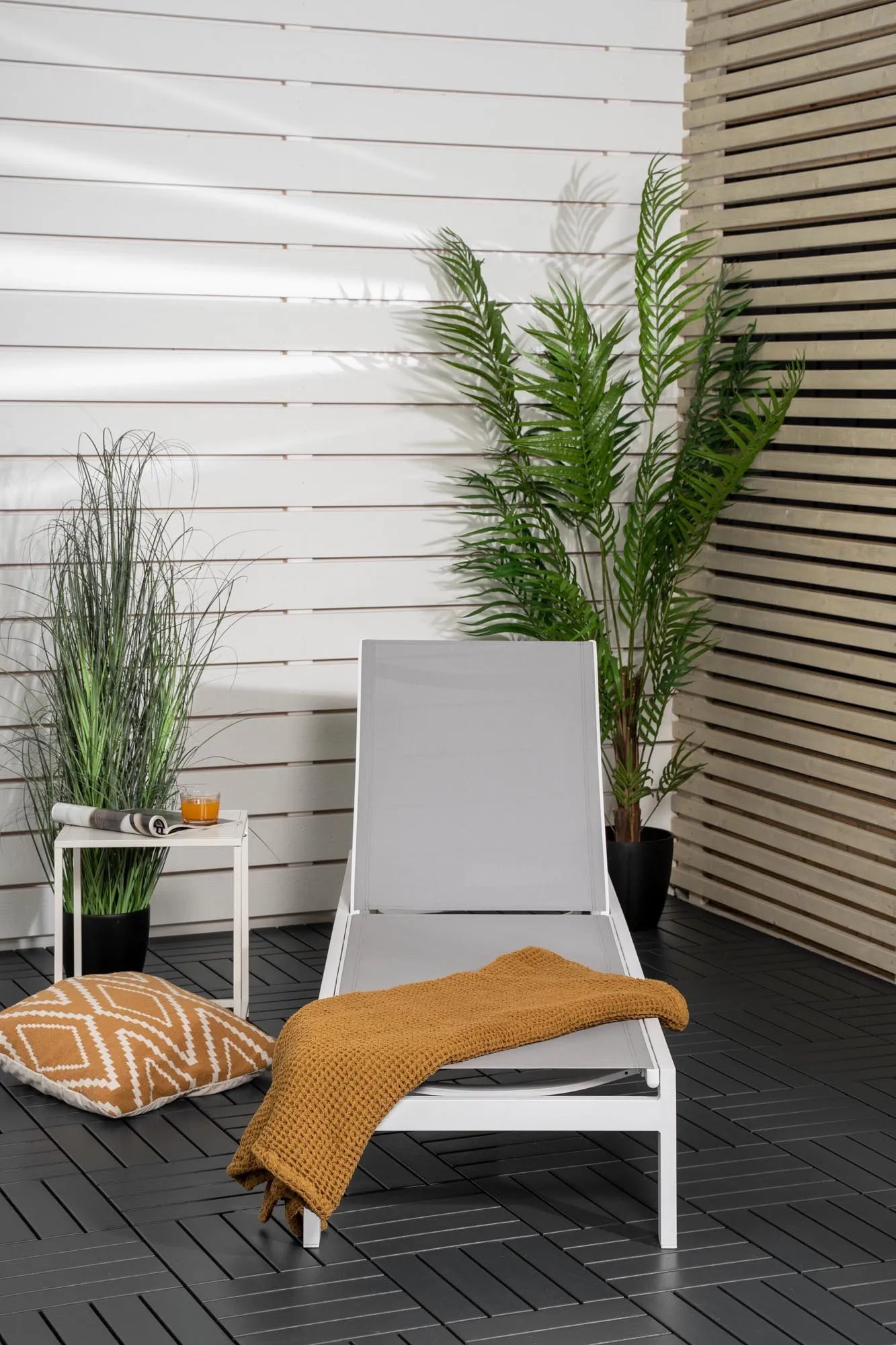 Elegante Sonnenliege aus Aluminium, wetterfest, ergonomisch, ideal für Garten und Terrasse. Stilvoller Komfort für entspannte Stunden.