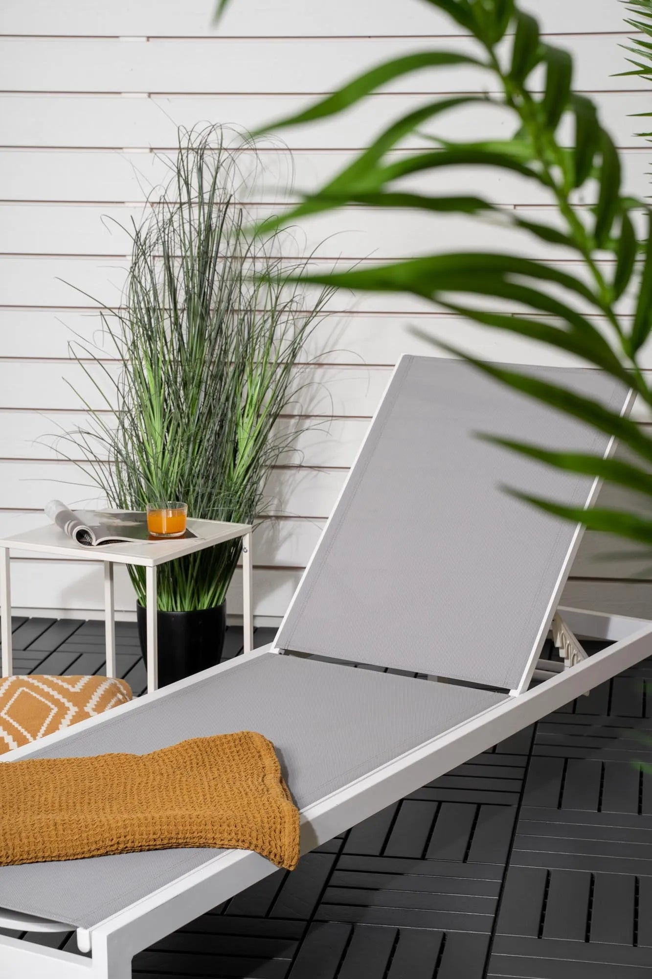 Elegante Sonnenliege aus Aluminium, wetterfest, ergonomisch, ideal für Garten und Terrasse. Stilvoller Komfort für entspannte Stunden.