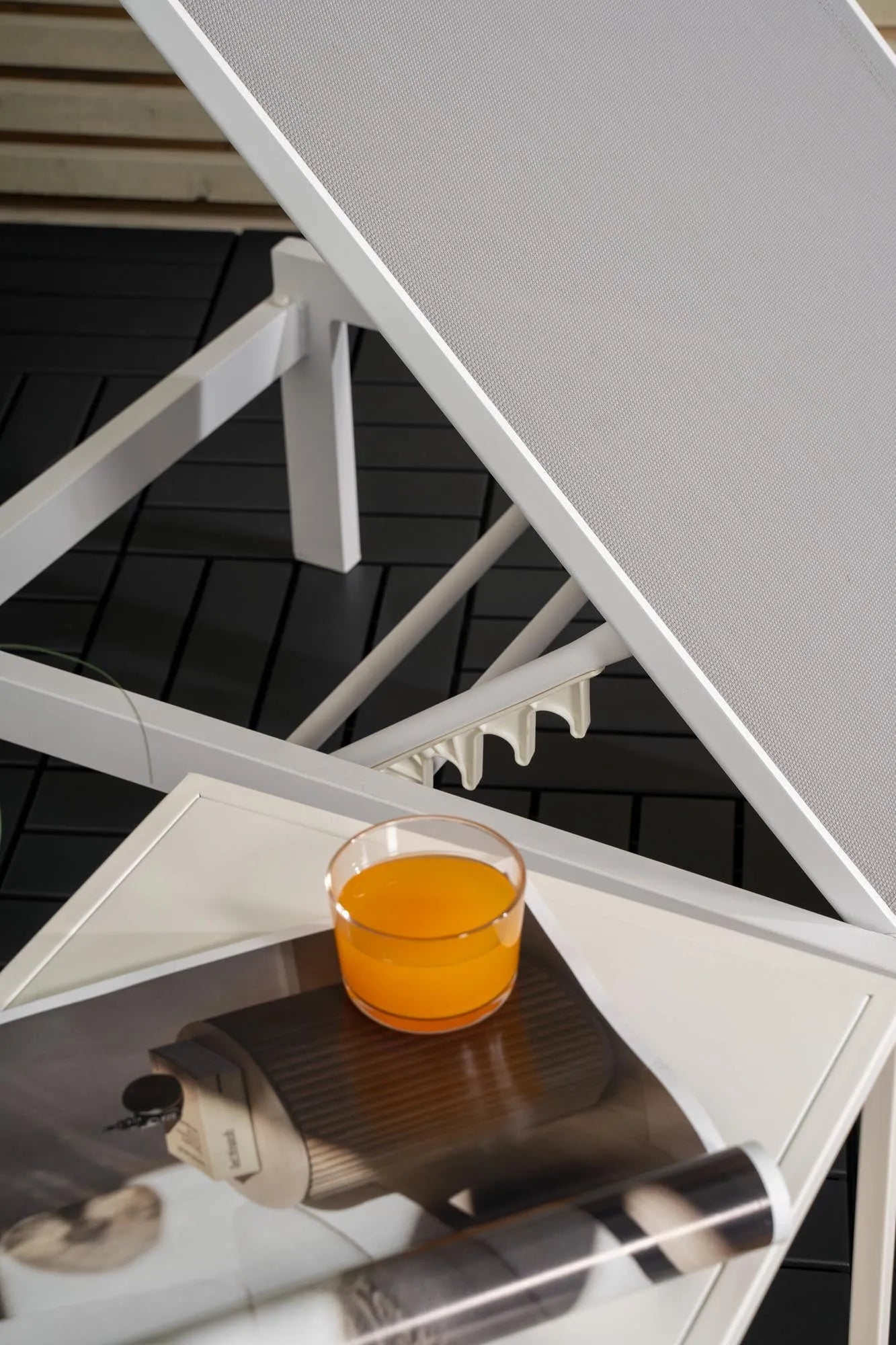Elegante Sonnenliege aus Aluminium, wetterfest, ergonomisch, ideal für Garten und Terrasse. Stilvoller Komfort für entspannte Stunden.
