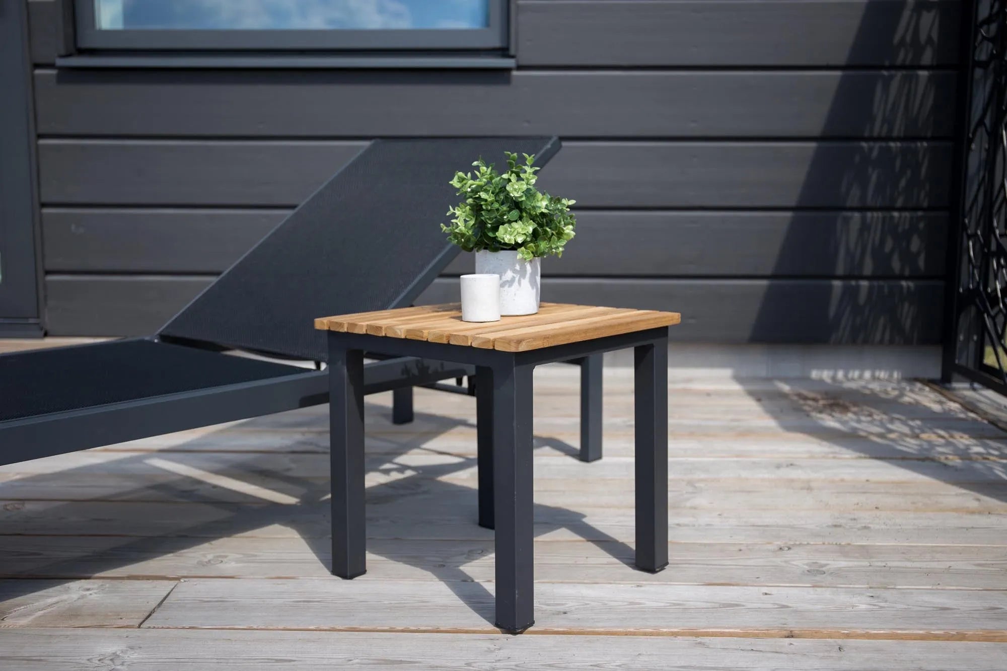 Elegante Sonnenliege aus Aluminium, wetterfest, ergonomisch, ideal für Garten und Terrasse. Stilvoller Komfort für entspannte Stunden.