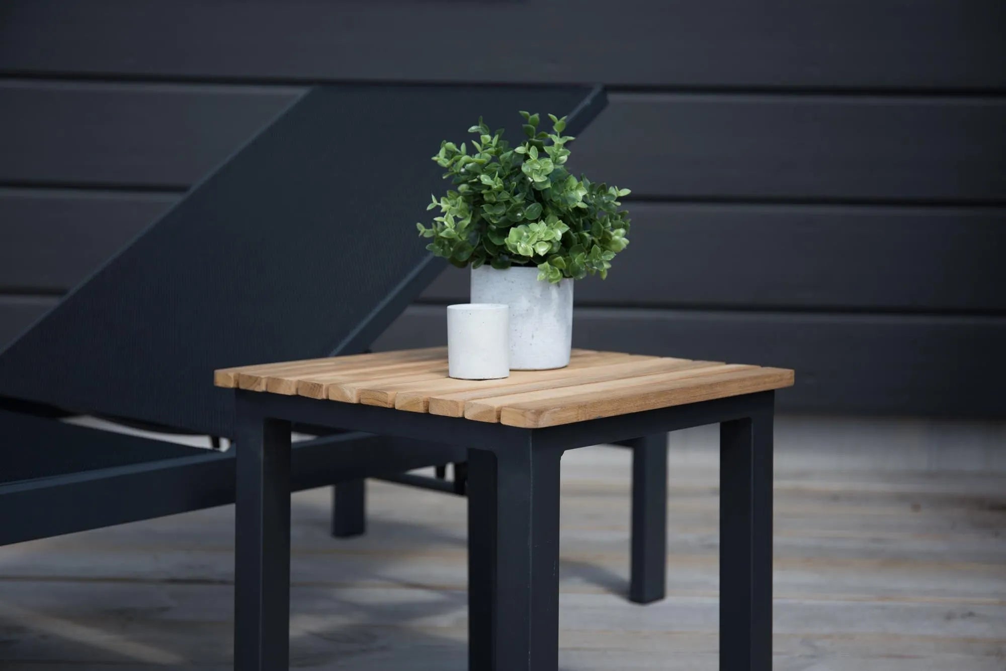 Elegante Sonnenliege aus Aluminium, wetterfest, ergonomisch, ideal für Garten und Terrasse. Stilvoller Komfort für entspannte Stunden.