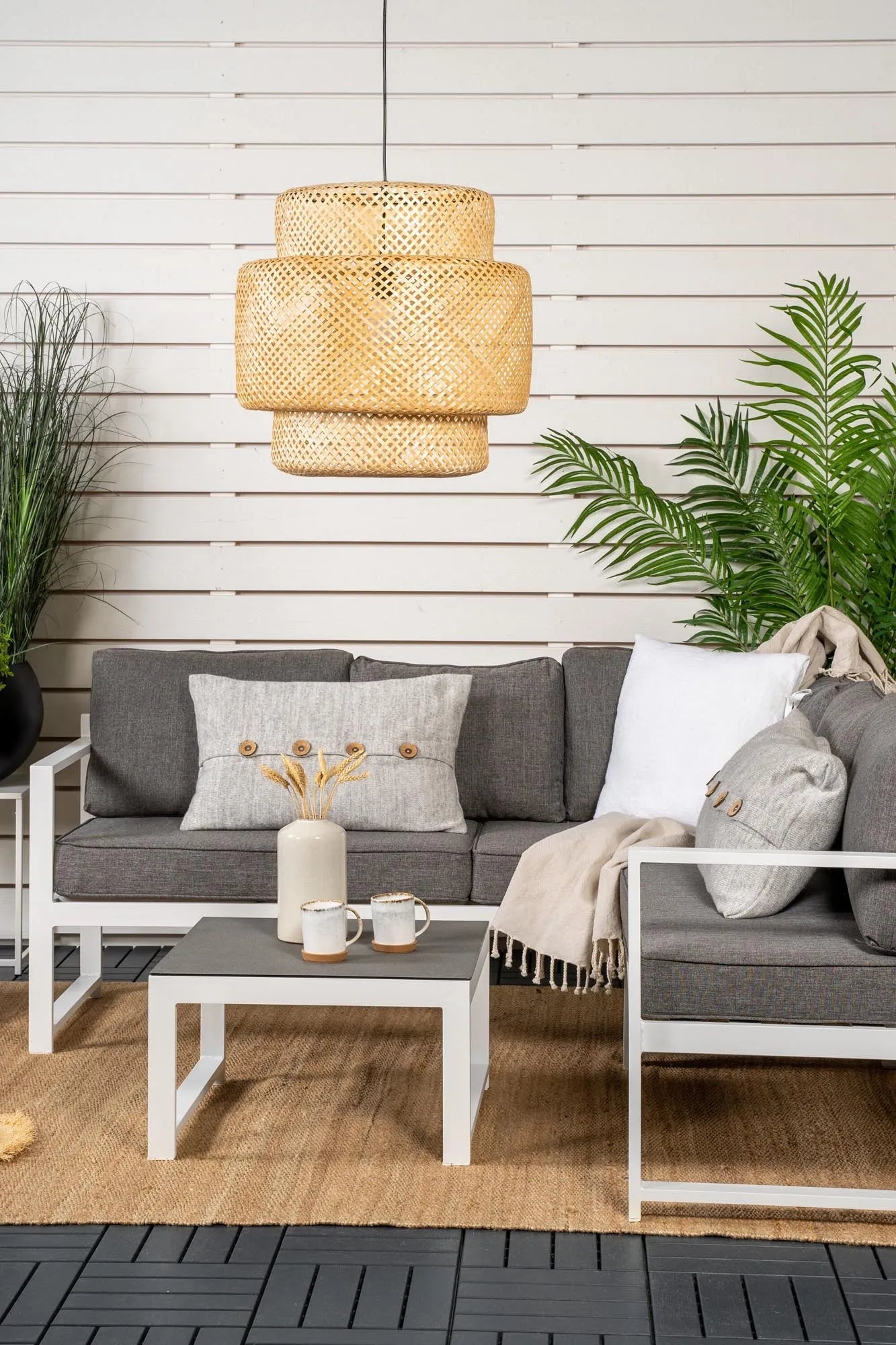 Stilvolles Ecksofa aus Aluminium für den Garten, mit wetterfesten Polstern für maximalen Komfort und Langlebigkeit.