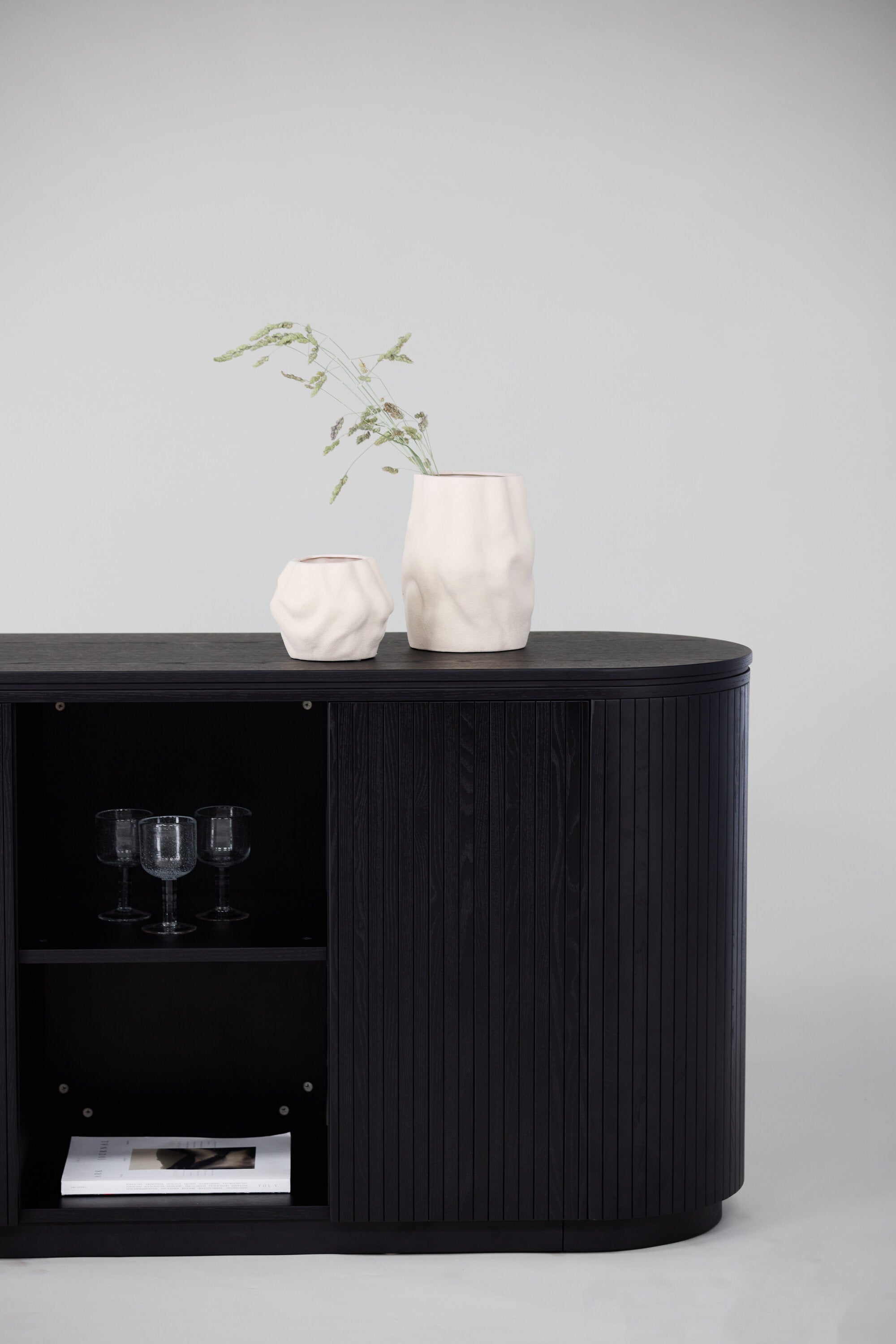 Fjällbacka Sideboard in Schwarz präsentiert im Onlineshop von KAQTU Design AG. Cabinet ist von Vind