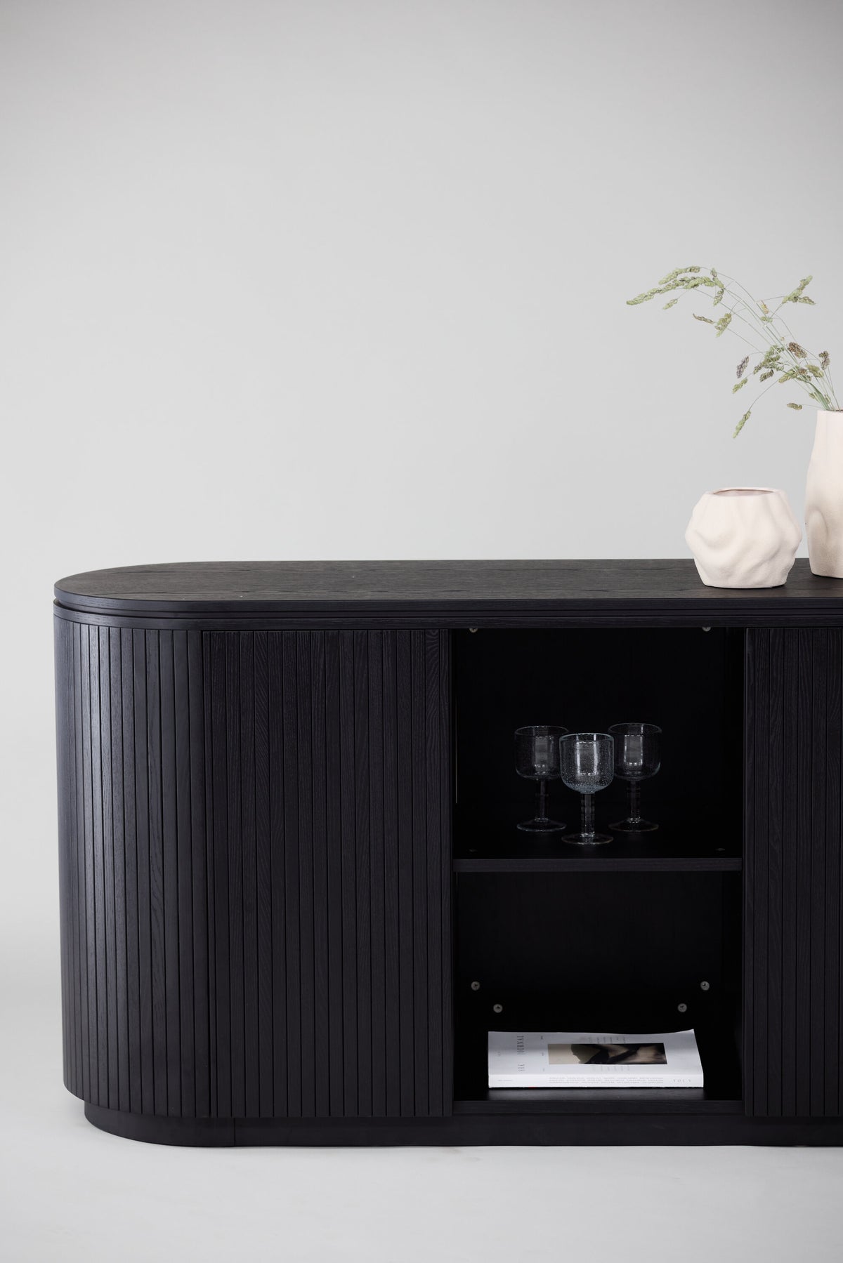 Fjällbacka Sideboard in Schwarz präsentiert im Onlineshop von KAQTU Design AG. Cabinet ist von Vind