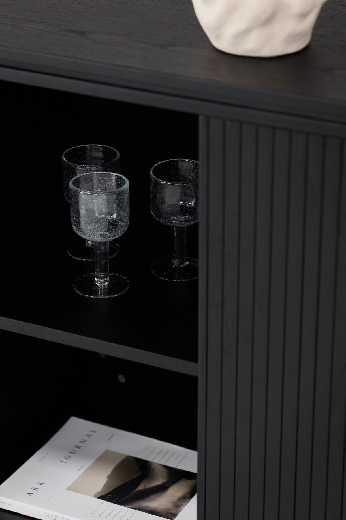 Fjällbacka Sideboard in Schwarz präsentiert im Onlineshop von KAQTU Design AG. Cabinet ist von Vind