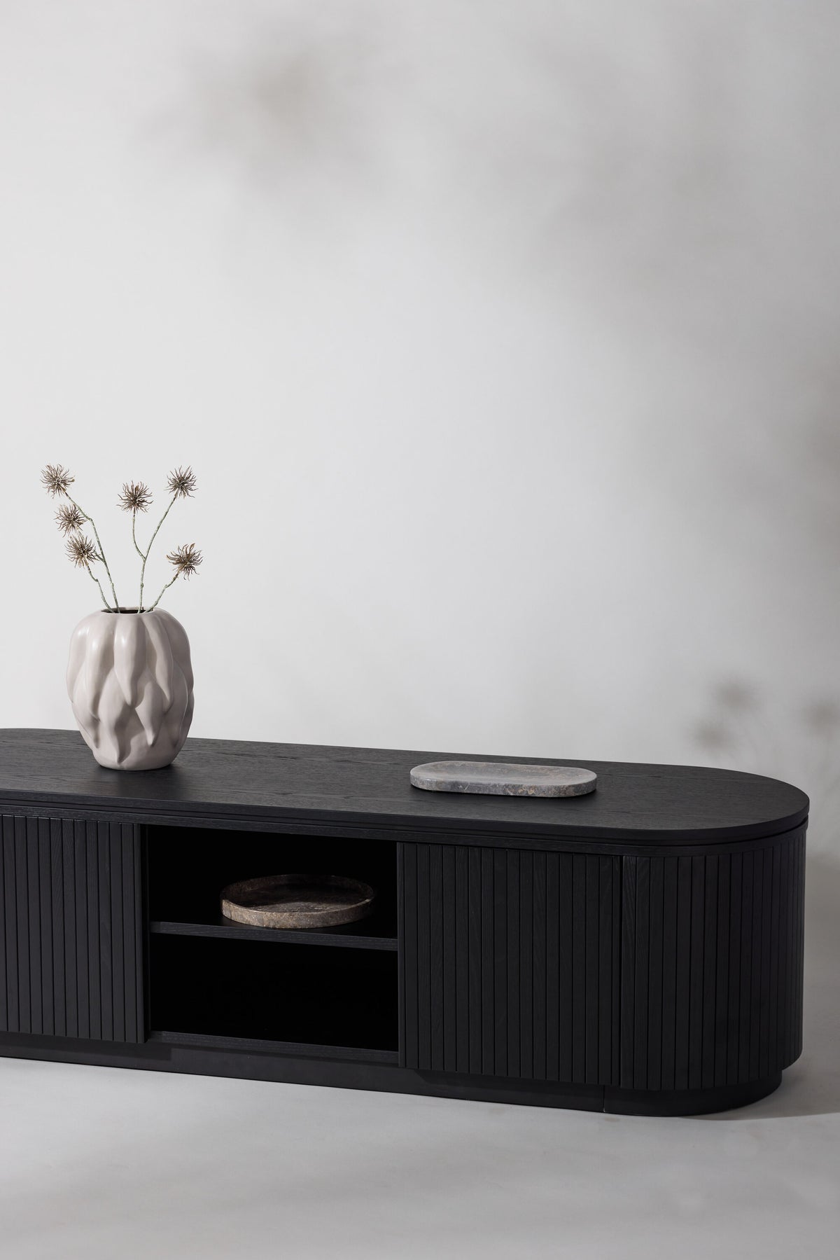 Fjällbacka TV Ständer in Schwarz präsentiert im Onlineshop von KAQTU Design AG. TV-Möbel ist von Vind