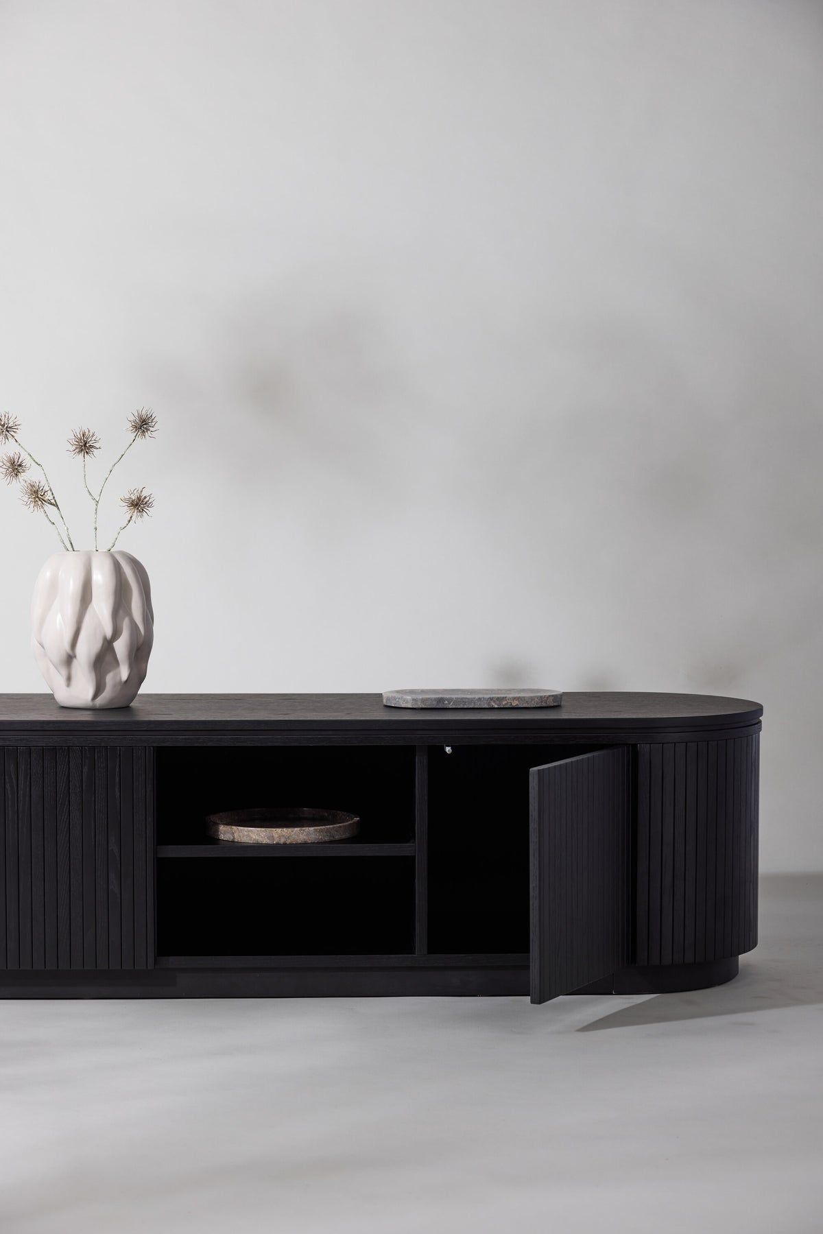 Fjällbacka TV Ständer in Schwarz präsentiert im Onlineshop von KAQTU Design AG. TV-Möbel ist von Vind