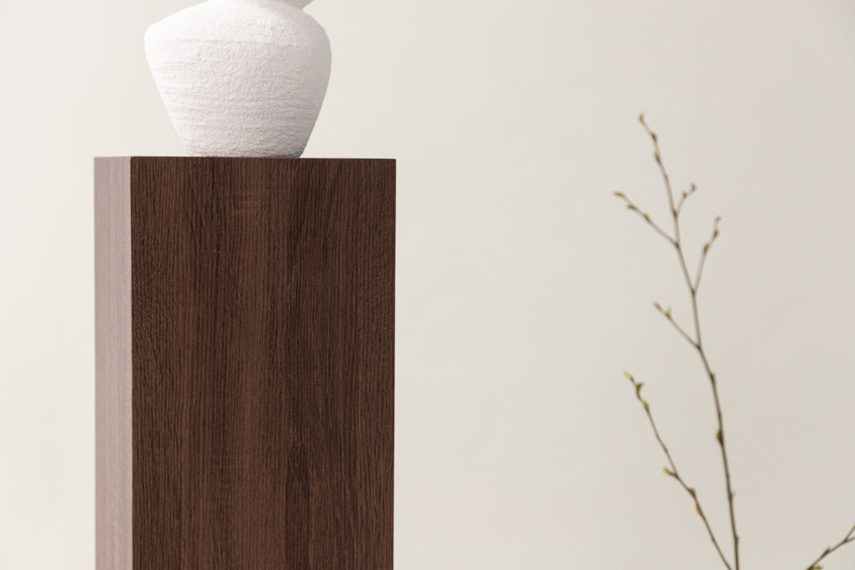 Ramsvik Sockel in Braun präsentiert im Onlineshop von KAQTU Design AG. Beistelltisch ist von Vind