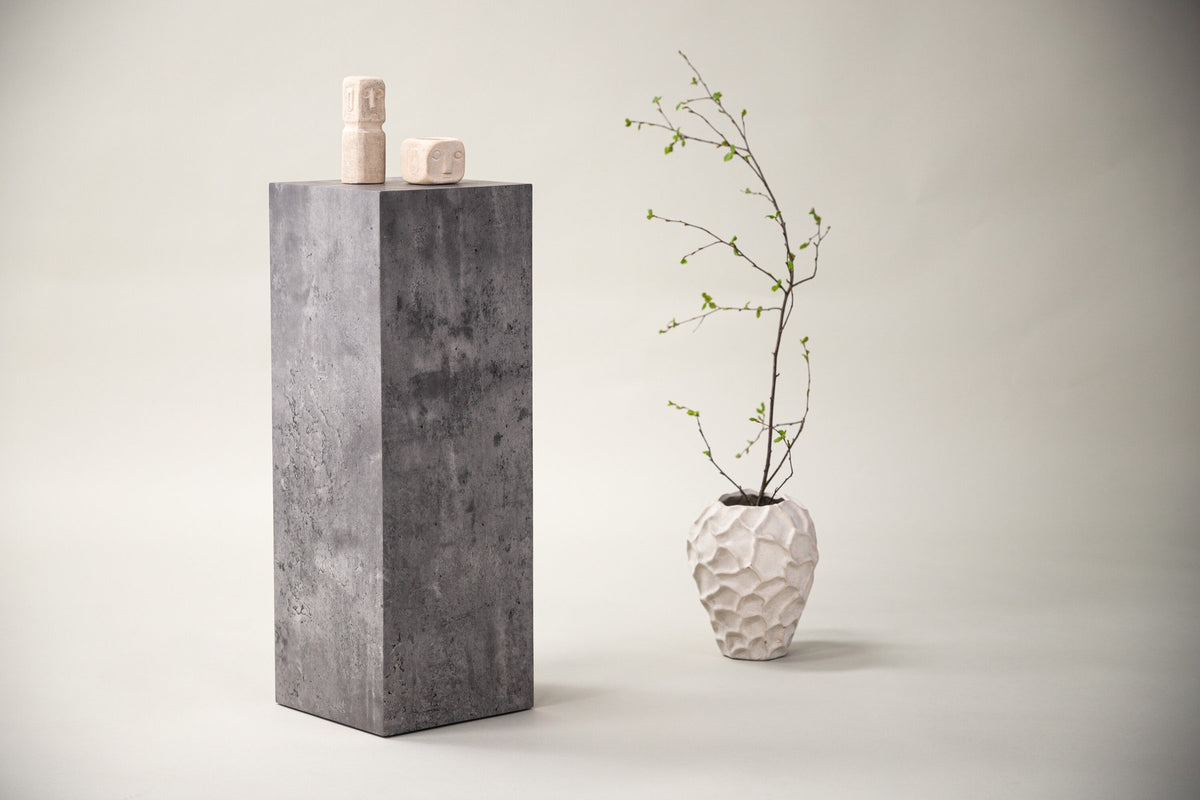 Ramsvik Sockel in Grau präsentiert im Onlineshop von KAQTU Design AG. Beistelltisch ist von Vind