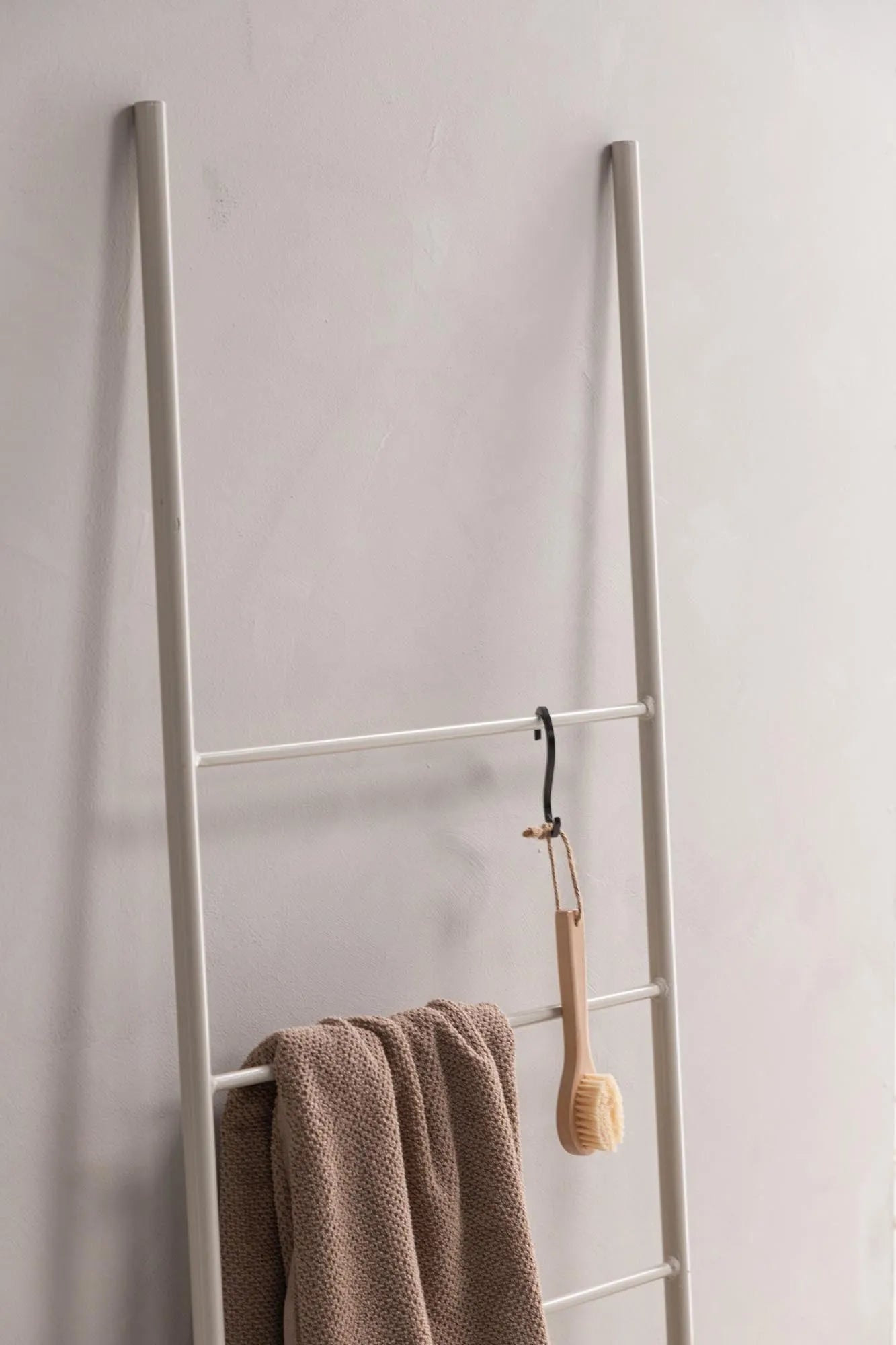 Stilvoller Drammen Kleiderbügel von Vind für perfekte Garderobe.