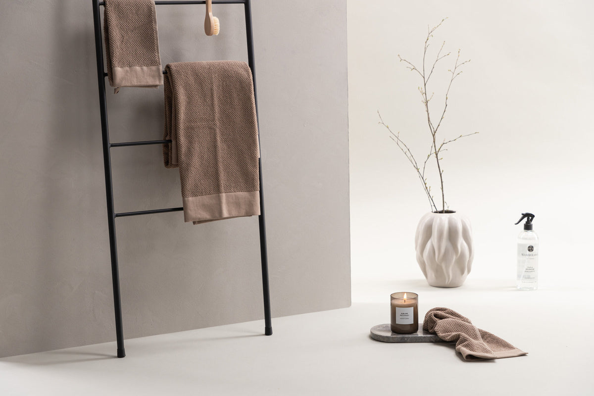 Drammen Kleiderbügel in Schwarz präsentiert im Onlineshop von KAQTU Design AG. Kleiderständer ist von Vind