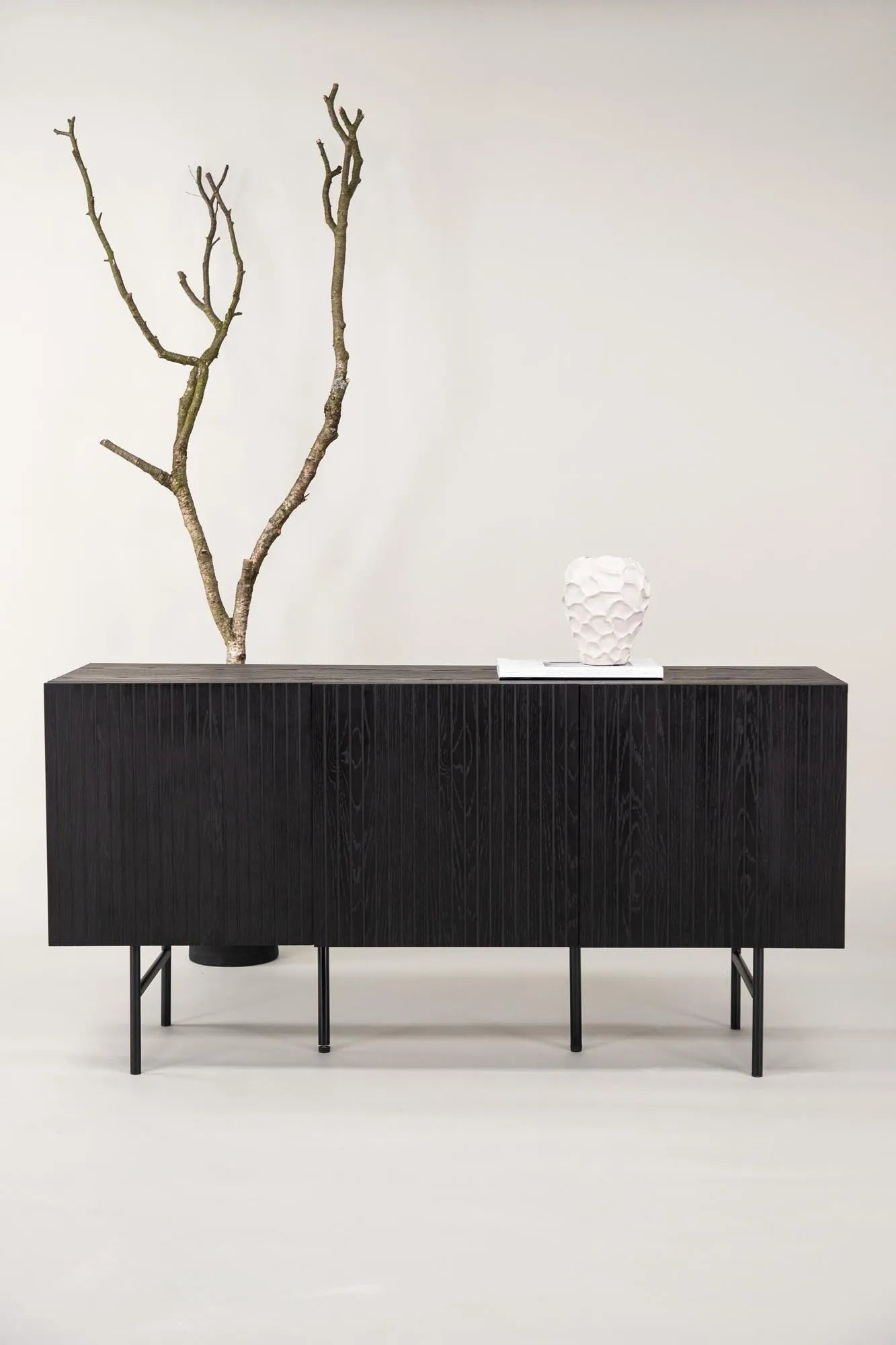 Björkön Kabinett: Minimalistisches Design trifft auf Funktionalität.