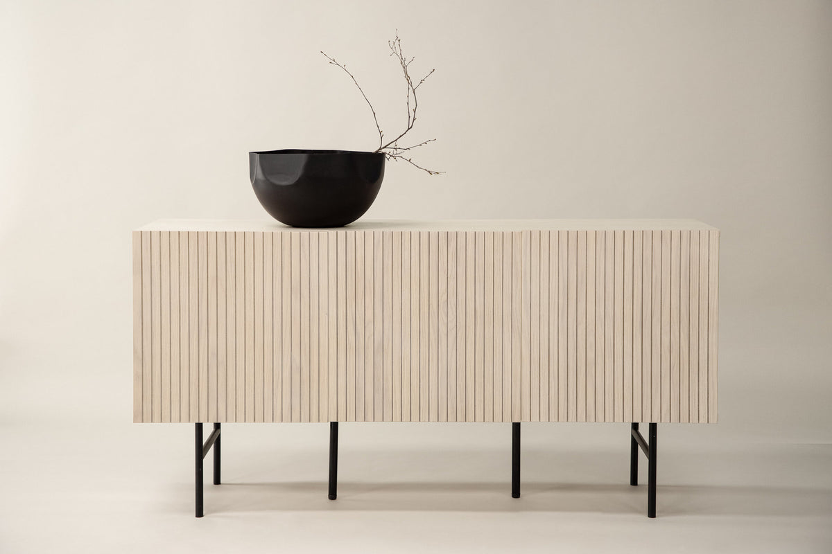 Björkön Kabinett in Tünchen präsentiert im Onlineshop von KAQTU Design AG. Cabinet ist von Vind