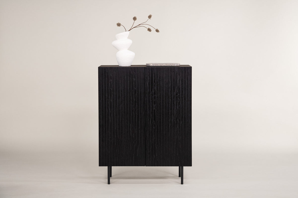 Björkön Kabinett in Schwarz präsentiert im Onlineshop von KAQTU Design AG. Cabinet ist von Vind