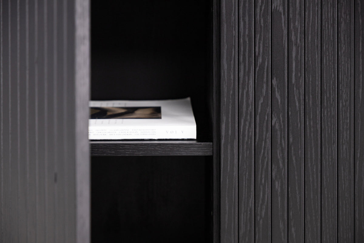 Björkön Kabinett in Schwarz präsentiert im Onlineshop von KAQTU Design AG. Cabinet ist von Vind
