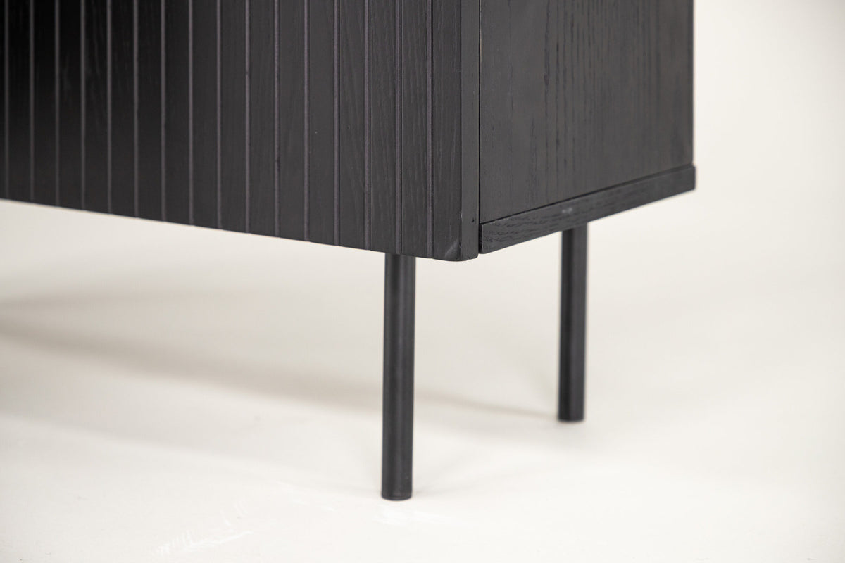 Björkön Kabinett in Schwarz präsentiert im Onlineshop von KAQTU Design AG. Cabinet ist von Vind