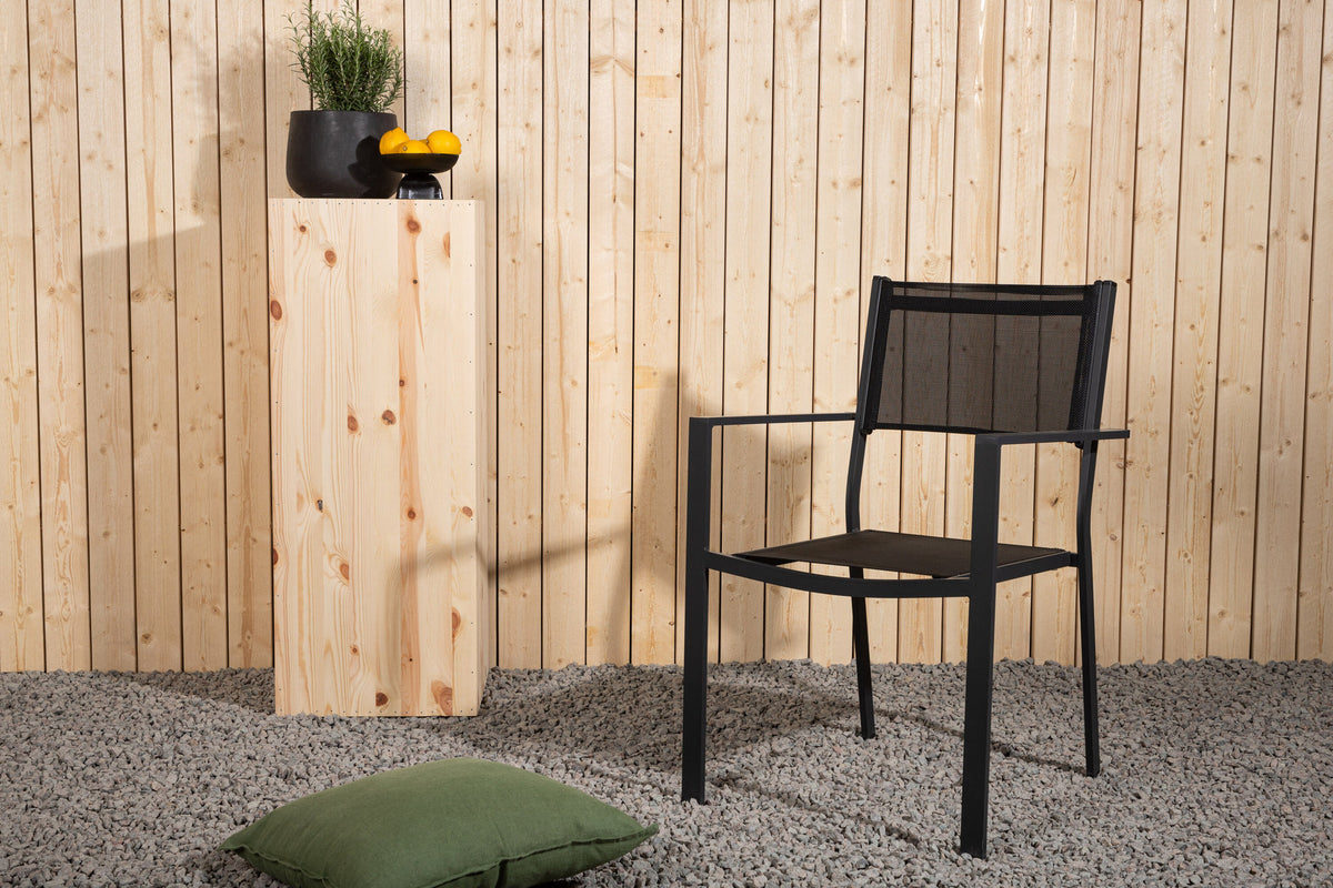 Copacabana Stapelstuhl in Schwarz präsentiert im Onlineshop von KAQTU Design AG. Gartenstuhl mit Armlehnen ist von Venture Home