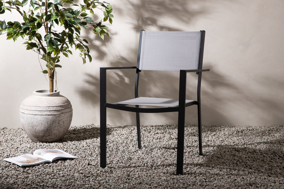 Copacabana Stapelstuhl in Grau präsentiert im Onlineshop von KAQTU Design AG. Gartenstuhl mit Armlehnen ist von Venture Home