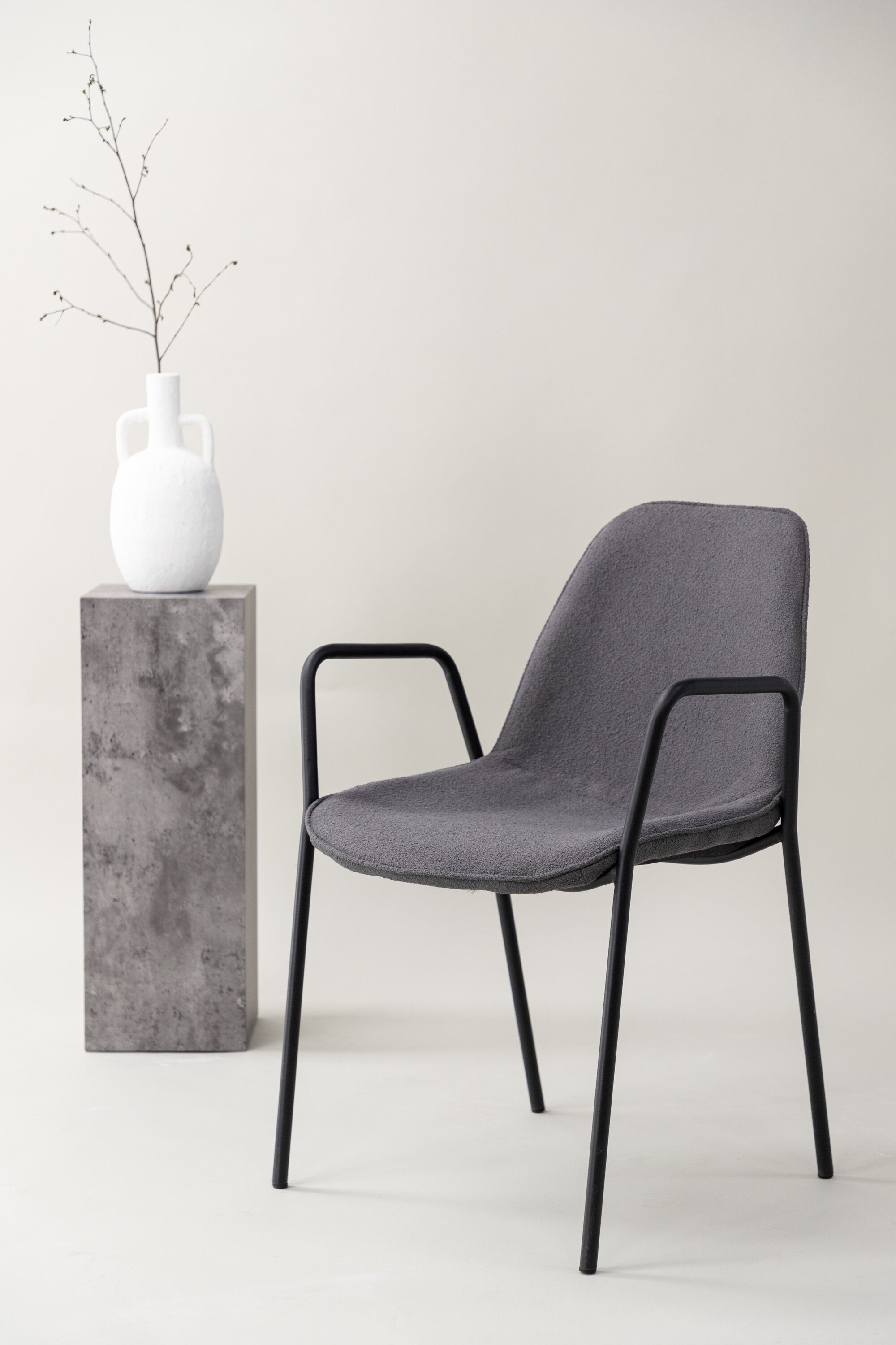 Klädesholmen Stuhl in Dunkelgrau präsentiert im Onlineshop von KAQTU Design AG. Stuhl mit Armlehne ist von Vind
