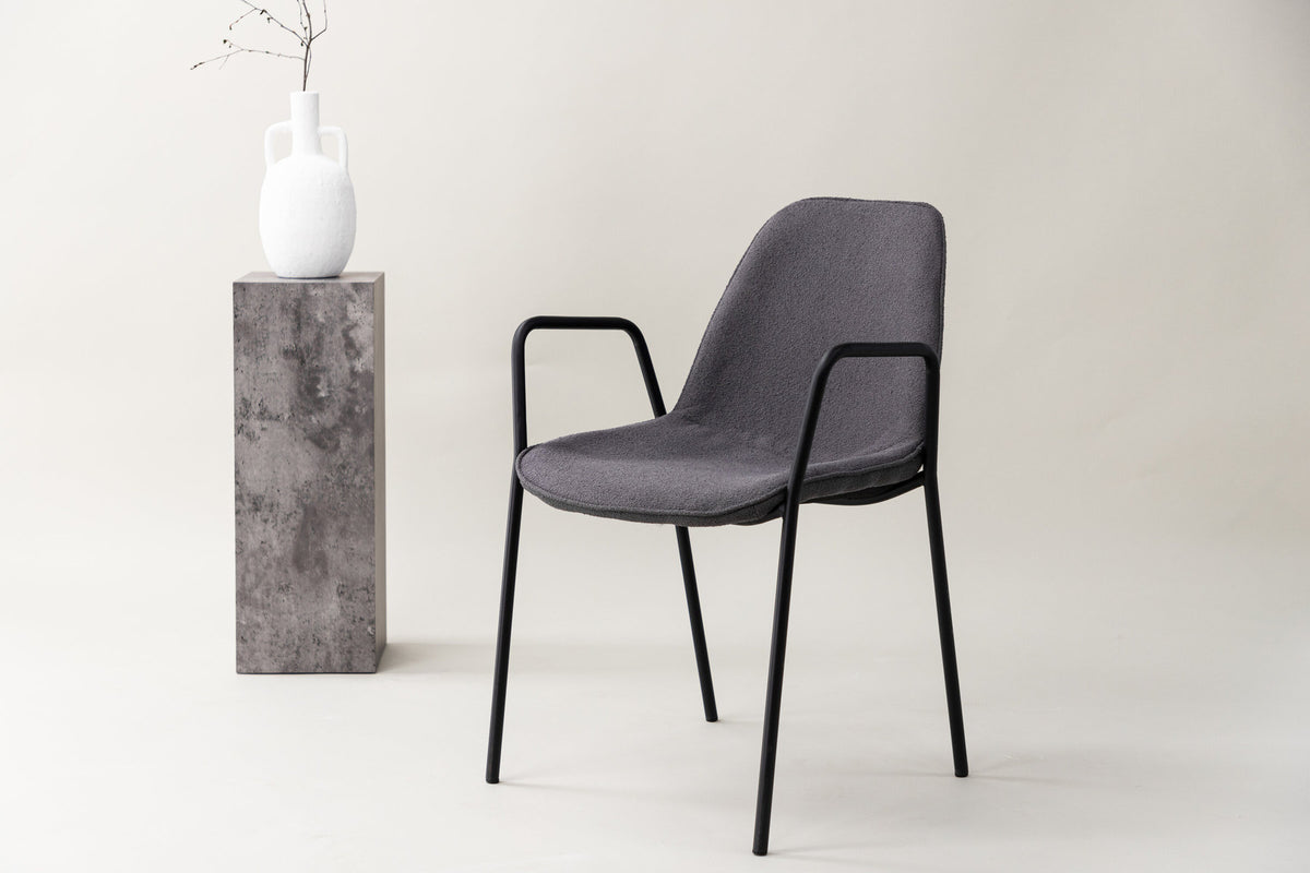 Klädesholmen Stuhl in Dunkelgrau präsentiert im Onlineshop von KAQTU Design AG. Stuhl mit Armlehne ist von Vind