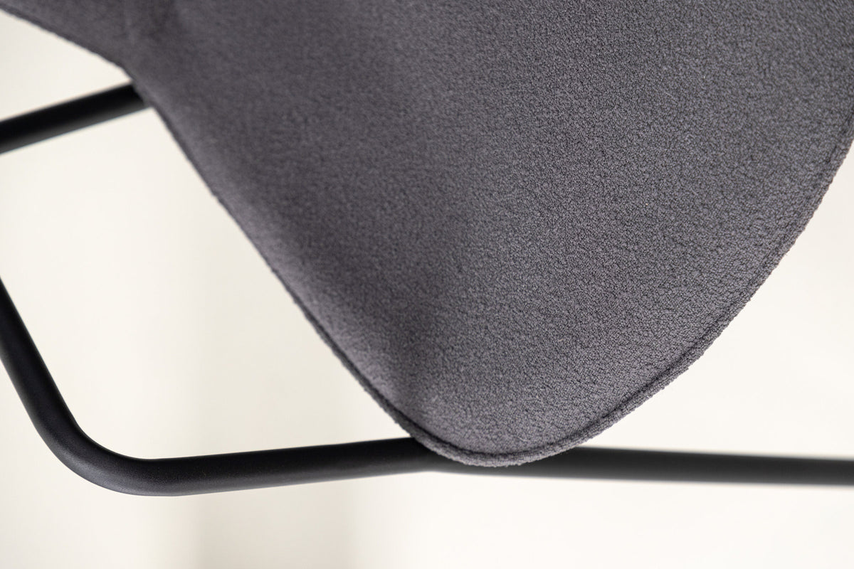 Klädesholmen Stuhl in Dunkelgrau präsentiert im Onlineshop von KAQTU Design AG. Stuhl mit Armlehne ist von Vind