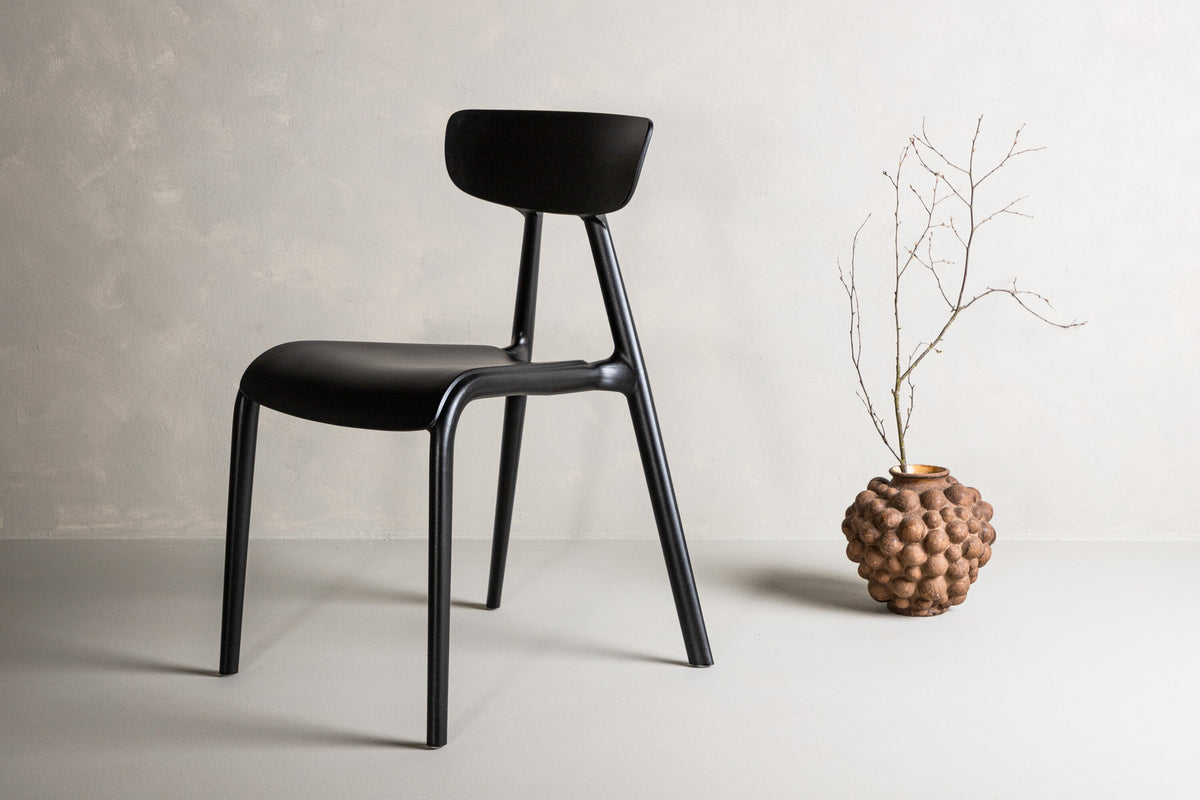Ursholmen Stuhl in Schwarz präsentiert im Onlineshop von KAQTU Design AG. Stuhl ist von Venture Home