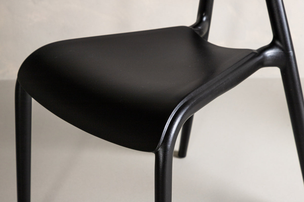 Ursholmen Stuhl in Schwarz präsentiert im Onlineshop von KAQTU Design AG. Stuhl ist von Venture Home