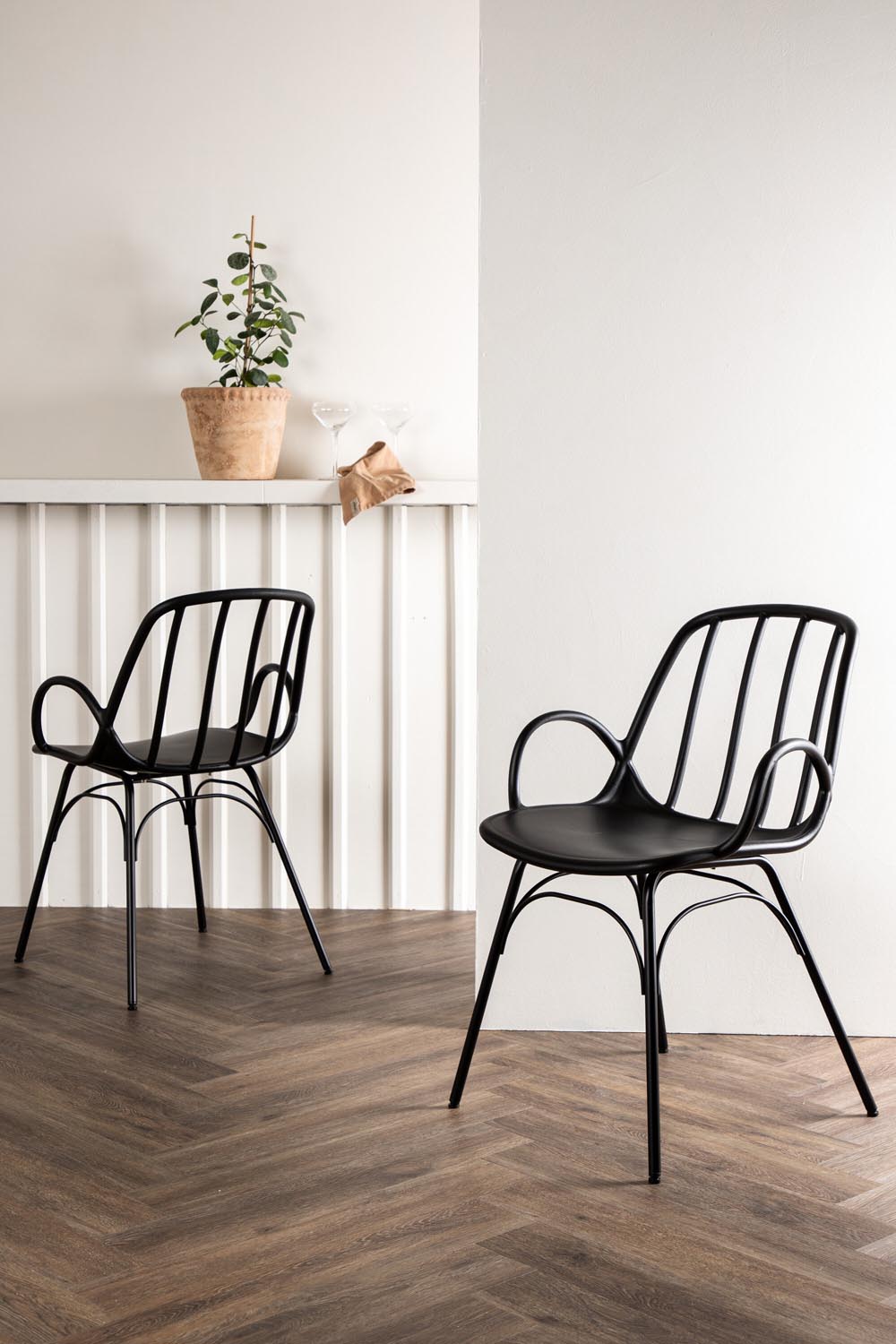 Dyrön Stuhl in Schwarz präsentiert im Onlineshop von KAQTU Design AG. Stuhl mit Armlehne ist von Venture Home