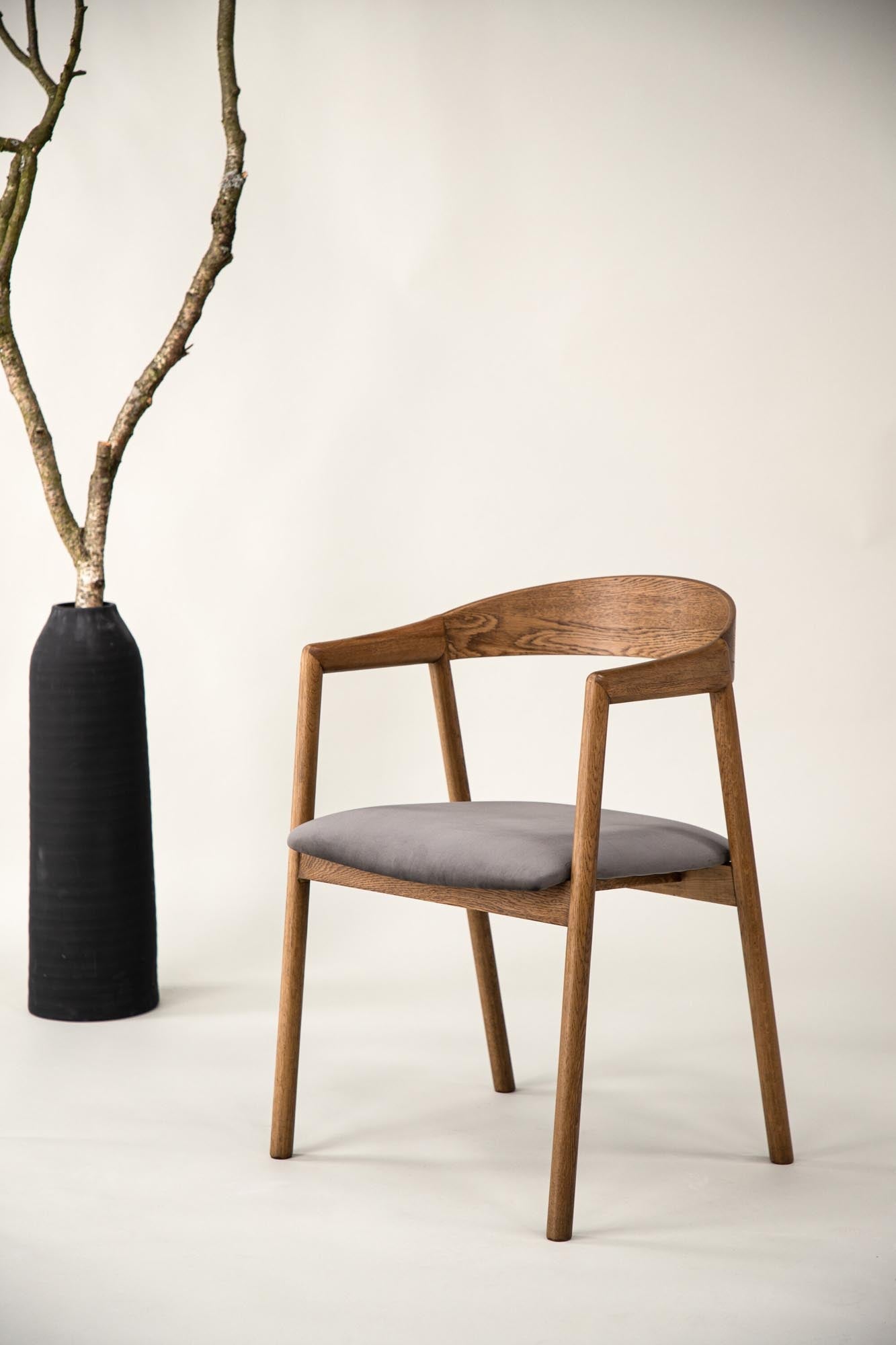 Eleganter Långön Stuhl von Vind aus Eiche mit weichem Samtbezug.