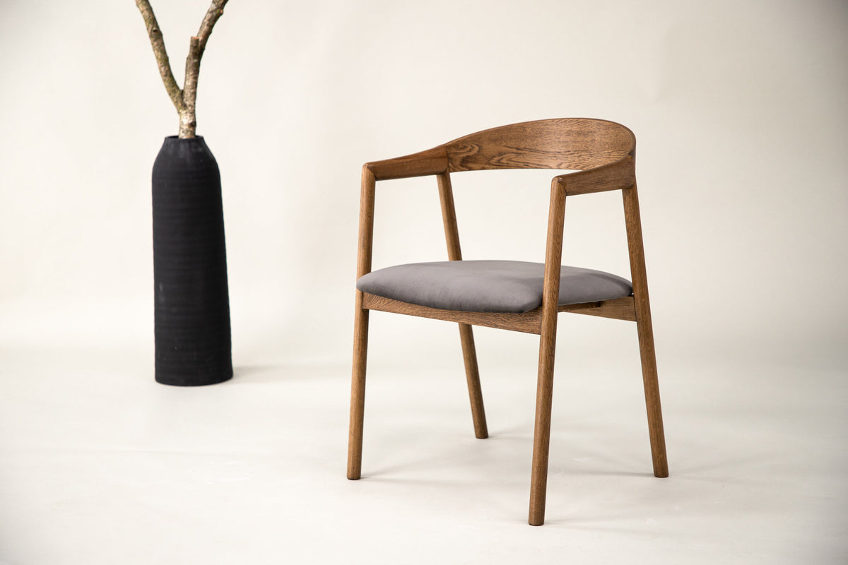 Långön Esszimmerstuhl in Braun präsentiert im Onlineshop von KAQTU Design AG. Stuhl mit Armlehne ist von Vind