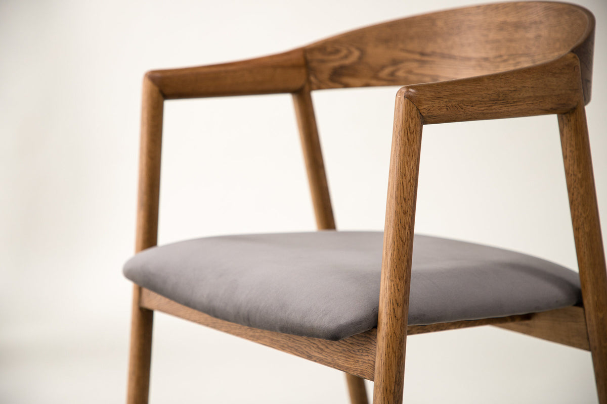 Långön Esszimmerstuhl in Braun präsentiert im Onlineshop von KAQTU Design AG. Stuhl mit Armlehne ist von Vind