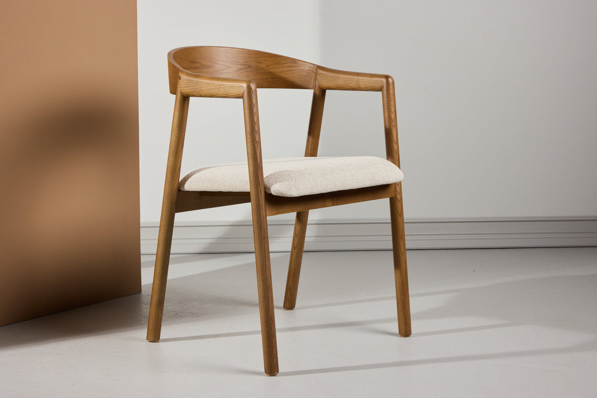 Långön Esszimmerstuhl in Dunkelbraun präsentiert im Onlineshop von KAQTU Design AG. Stuhl mit Armlehne ist von Vind