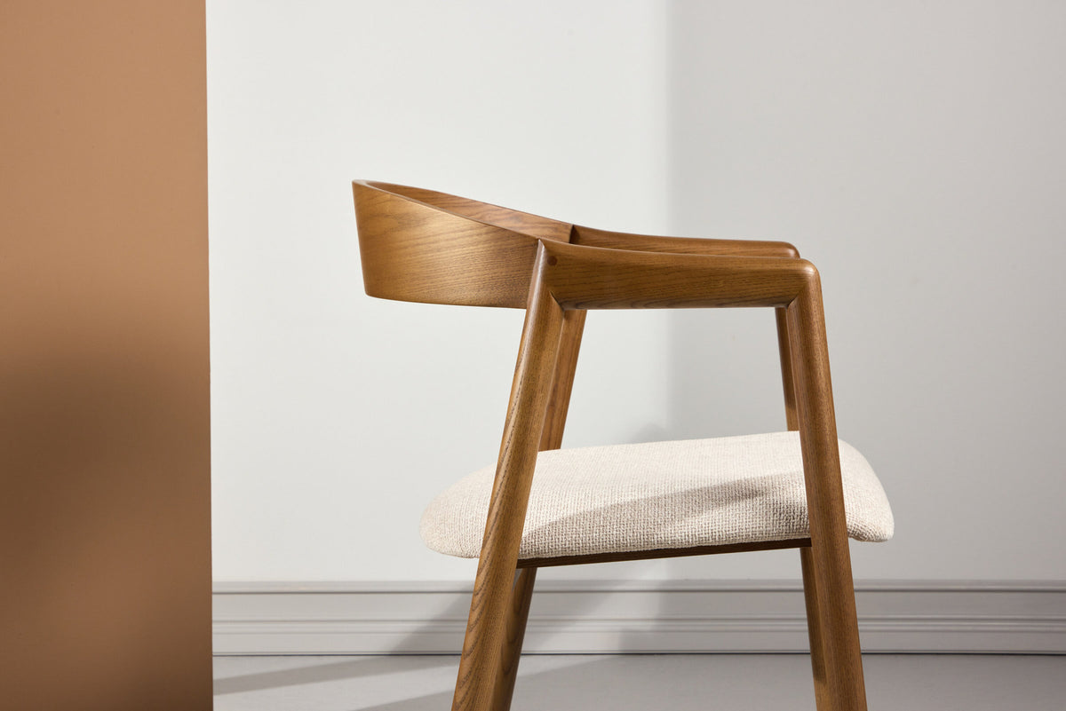 Långön Esszimmerstuhl in Dunkelbraun präsentiert im Onlineshop von KAQTU Design AG. Stuhl mit Armlehne ist von Vind
