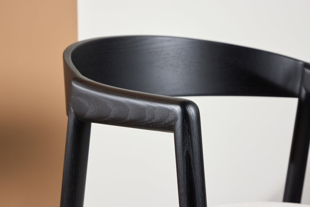 Långön Esszimmerstuhl in Schwarz präsentiert im Onlineshop von KAQTU Design AG. Stuhl mit Armlehne ist von Vind