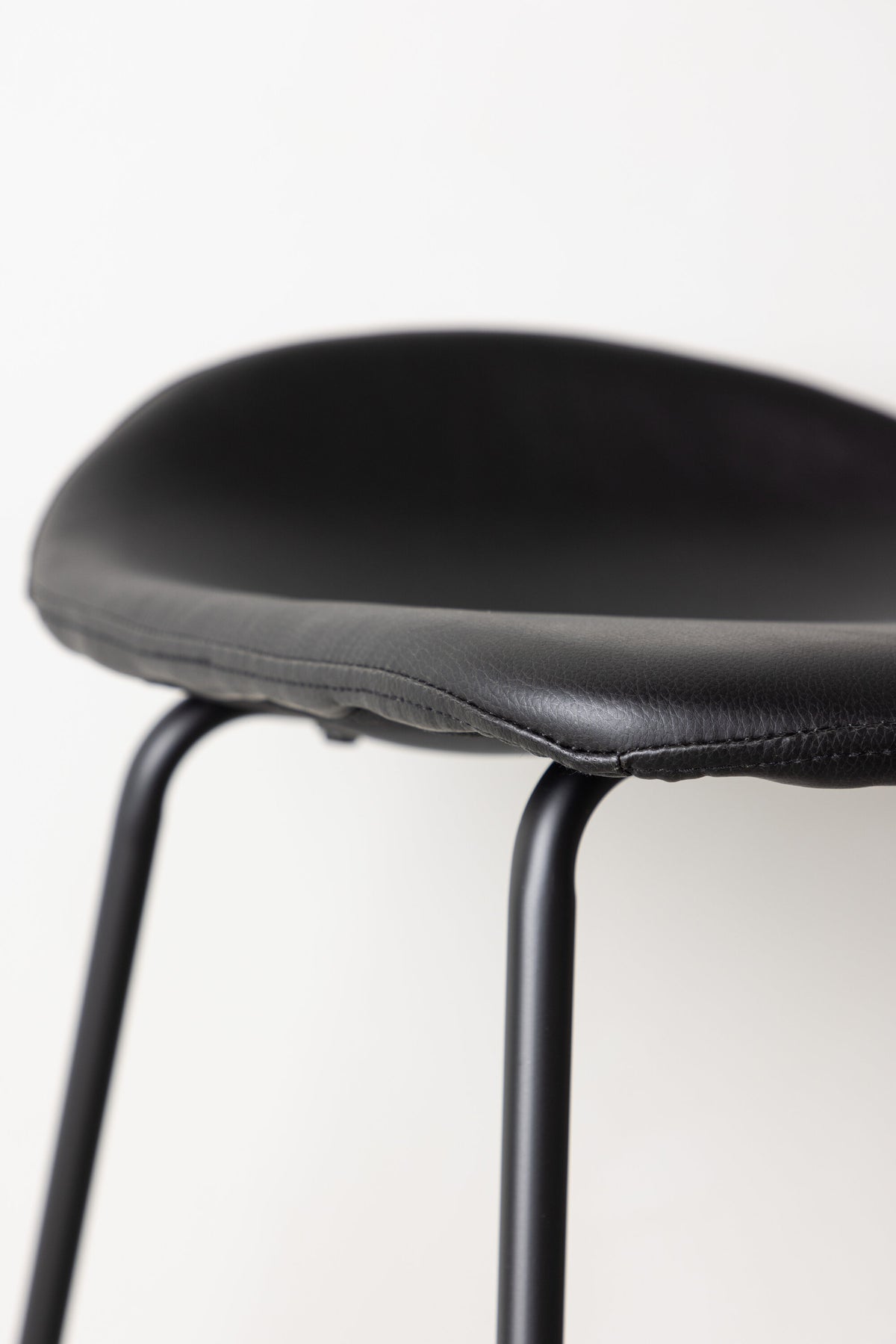 Grebbestad Barstuhl in Schwarz präsentiert im Onlineshop von KAQTU Design AG. Barstuhl ist von Vind