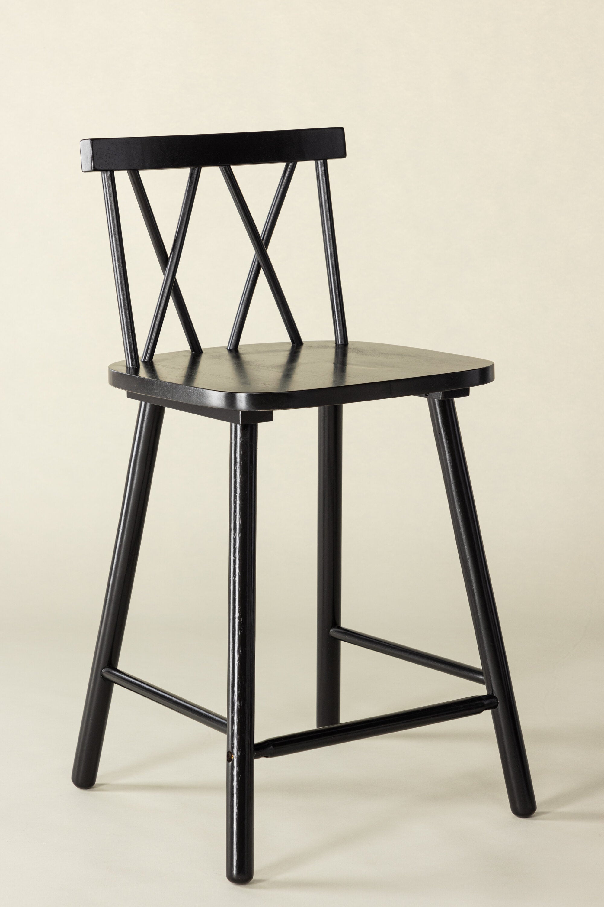 Mollöström Barstuhl in Schwarz präsentiert im Onlineshop von KAQTU Design AG. Barstuhl ist von Vind