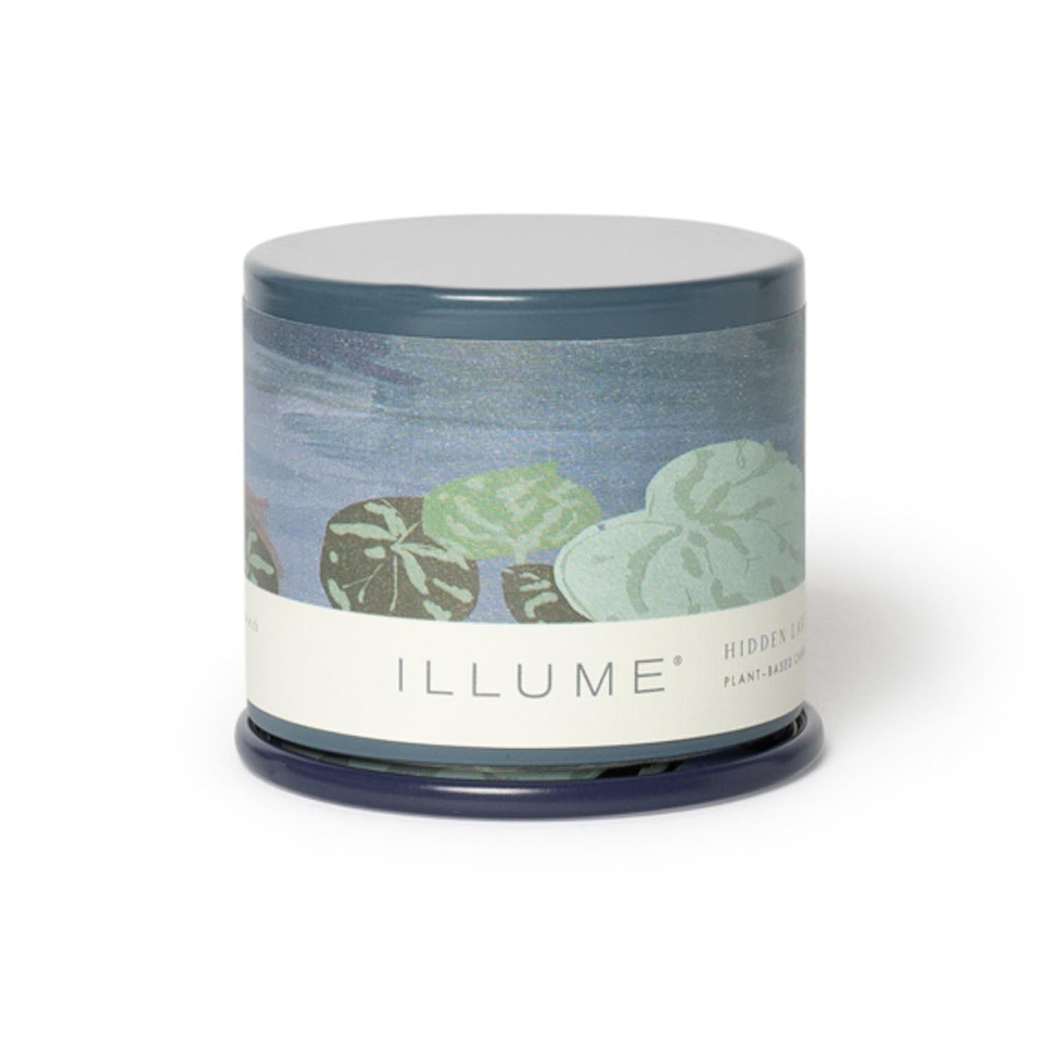 Hidden Lake Demi Vanity Tin Kerze, Blau, in Blau präsentiert im Onlineshop von KAQTU Design AG. Duftkerze ist von Illume