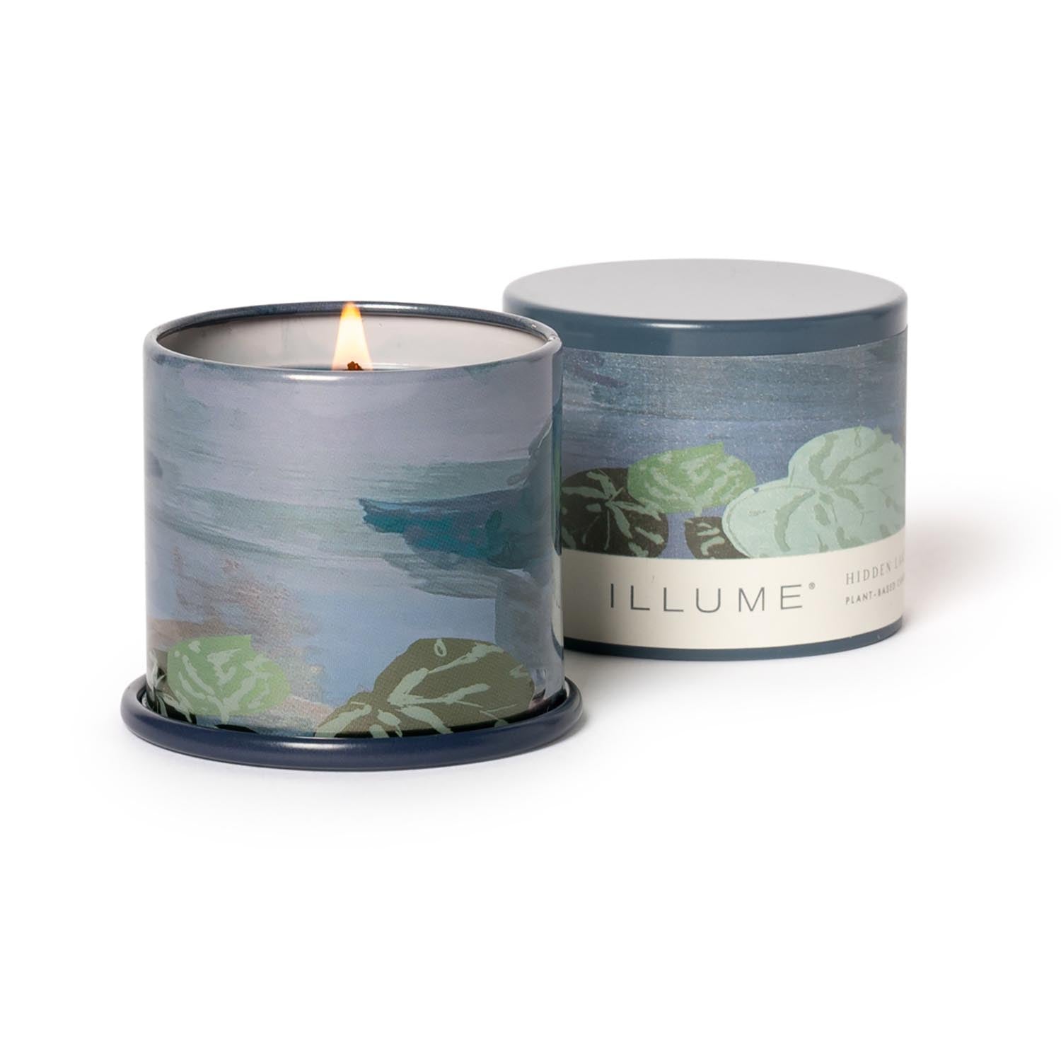 Hidden Lake Demi Vanity Tin Kerze, Blau, in Blau präsentiert im Onlineshop von KAQTU Design AG. Duftkerze ist von Illume