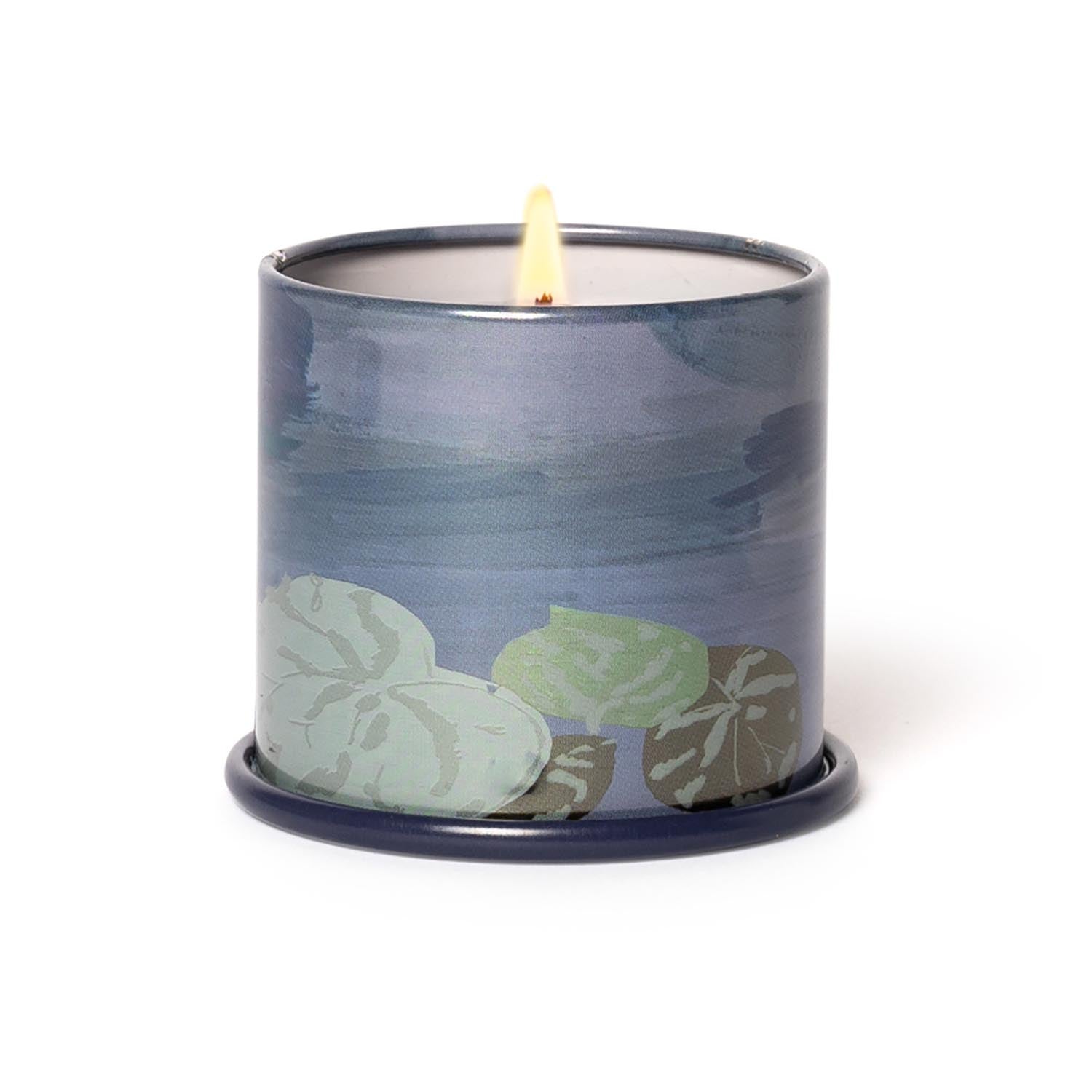 Hidden Lake Demi Vanity Tin Kerze, Blau, in Blau präsentiert im Onlineshop von KAQTU Design AG. Duftkerze ist von Illume