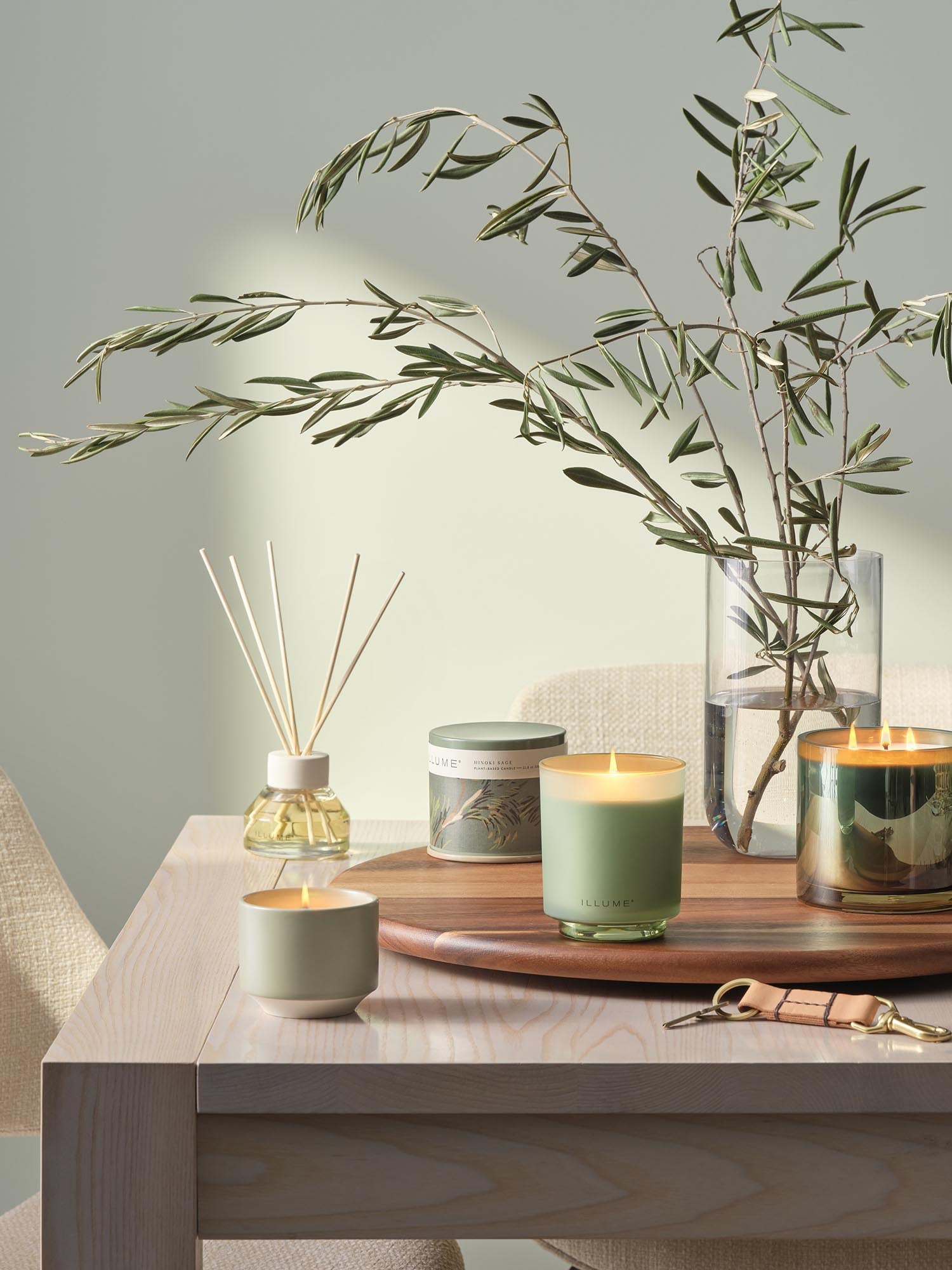 Hinoki Sage Demi Vanity Tin Kerze, Grün, in Grün präsentiert im Onlineshop von KAQTU Design AG. Duftkerze ist von Illume