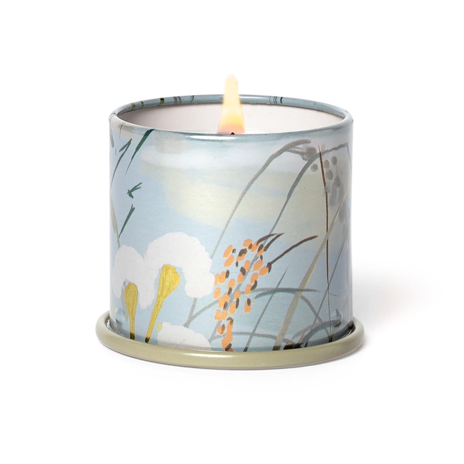 Fresh Sea Salt Demi Vanity Tin Kerze, Blau, in Blau präsentiert im Onlineshop von KAQTU Design AG. Duftkerze ist von Illume