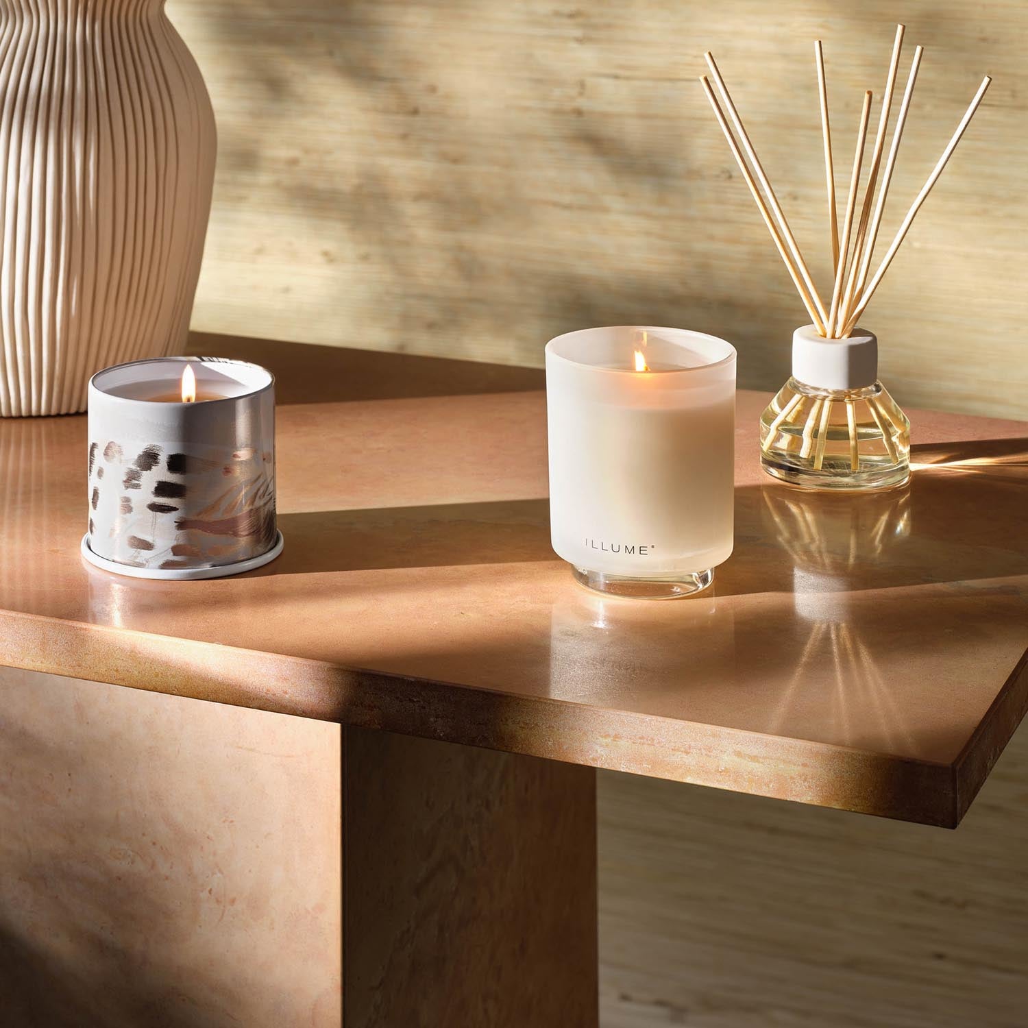 Driftwood Box Glass Candle, Weiss, in Weiß präsentiert im Onlineshop von KAQTU Design AG. Duftkerze ist von Illume
