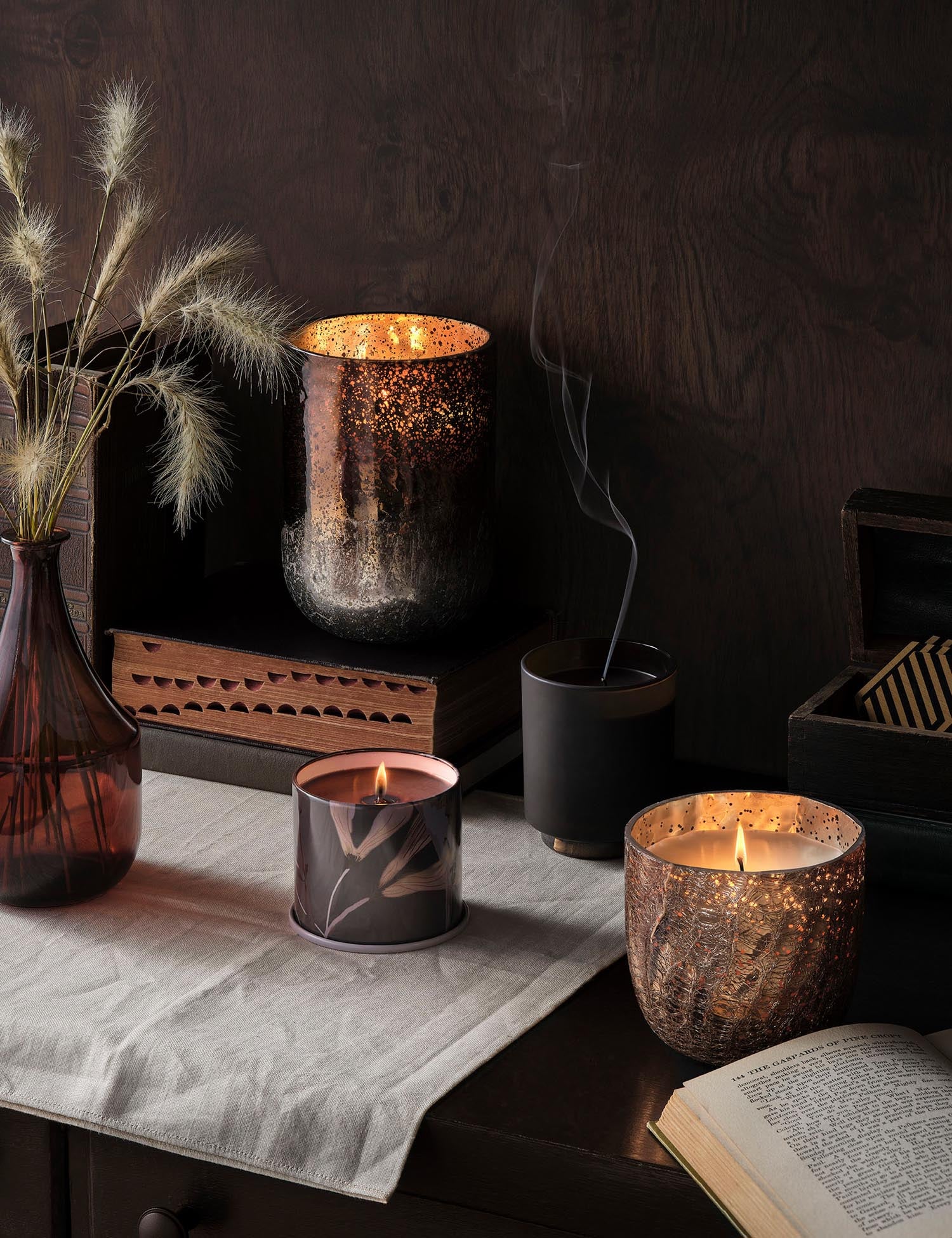 Woodfire Box Glass Candle, Braun, in Braun präsentiert im Onlineshop von KAQTU Design AG. Duftkerze ist von Illume